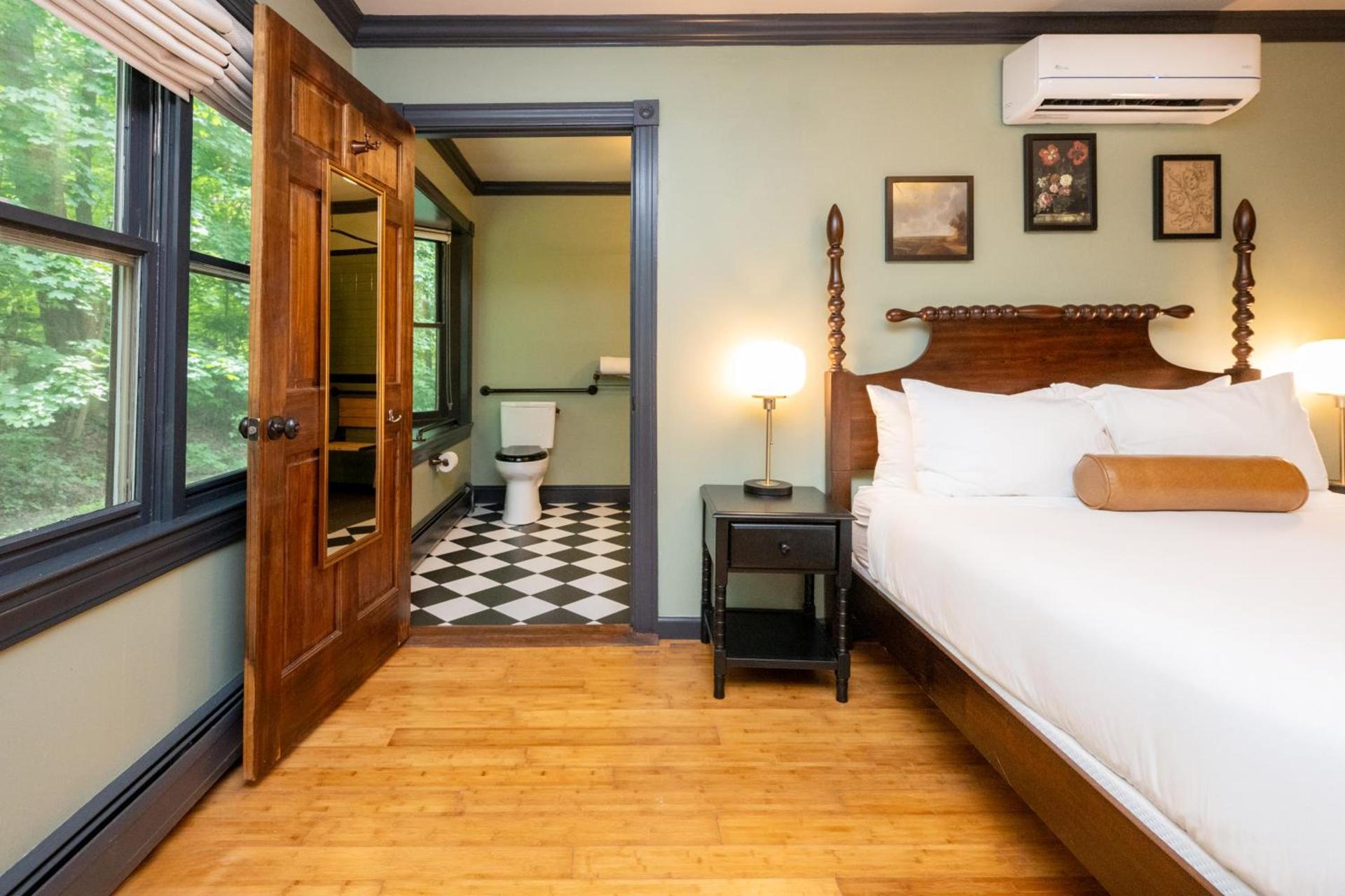 Hideaway Inn Lenox photo 75