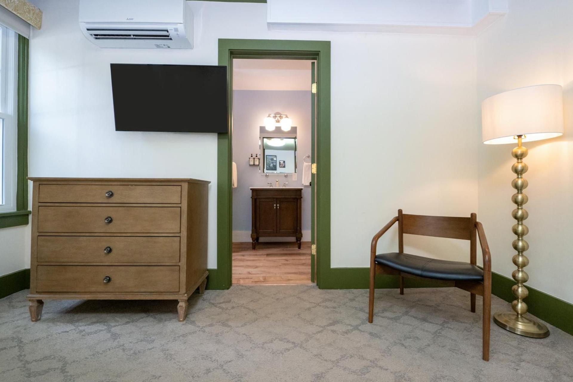Hideaway Inn Lenox photo 91