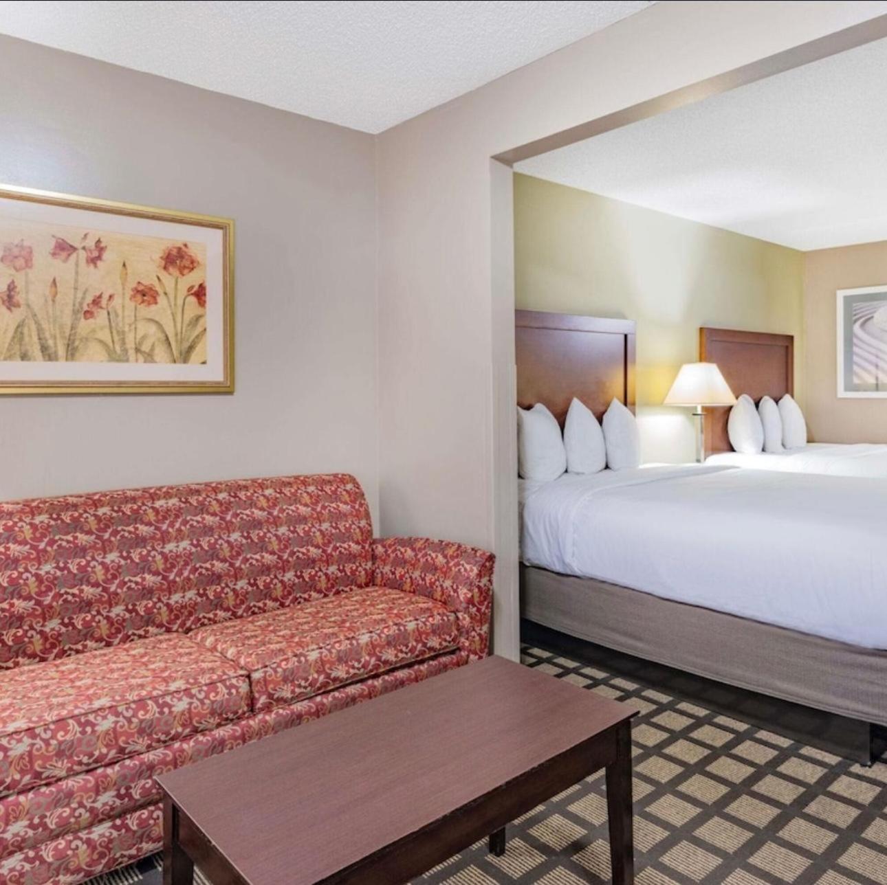 Baymont by Wyndham Gurnee photo 49