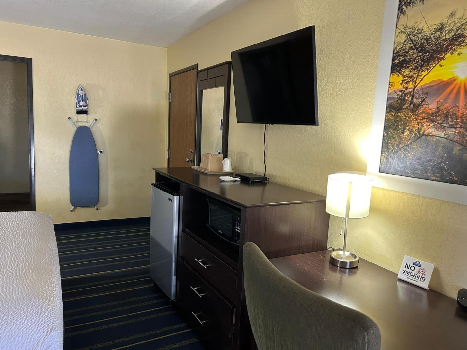 Days Inn by Wyndham Holbrook photo 52