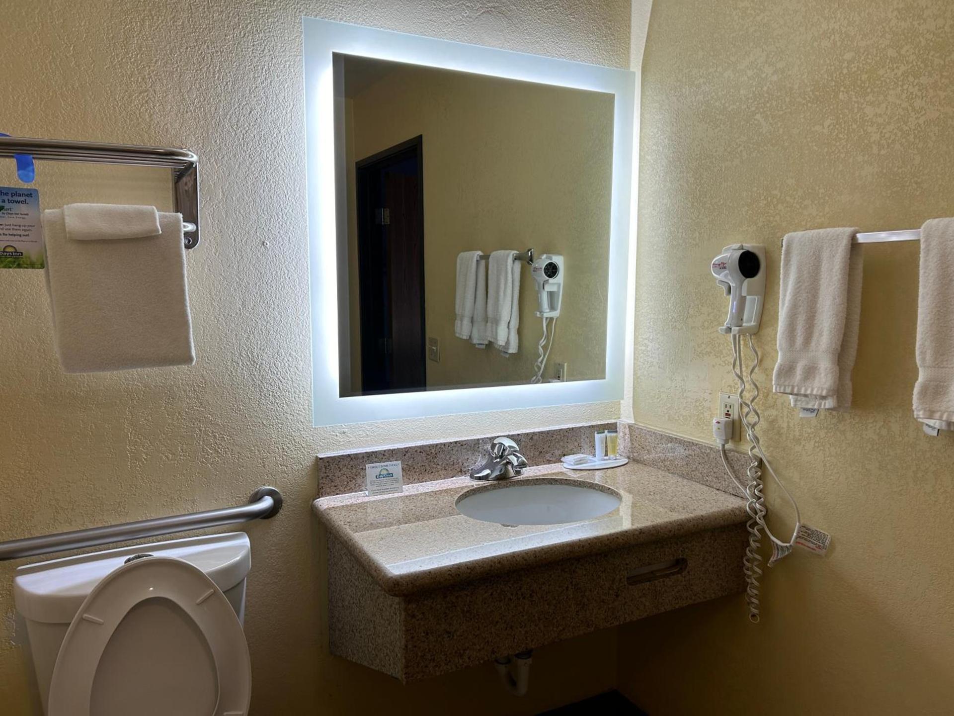 Days Inn by Wyndham Holbrook photo 53