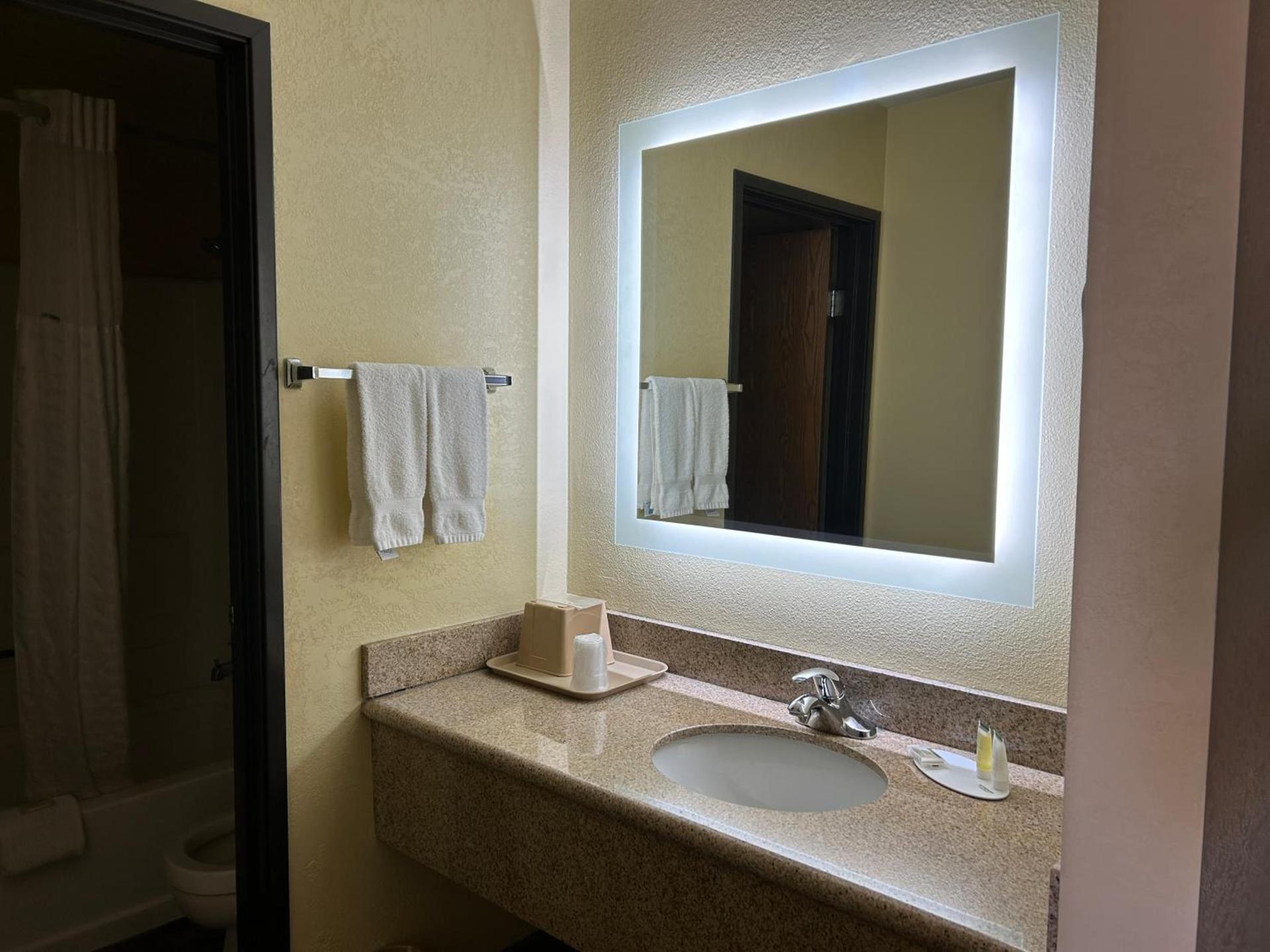 Days Inn by Wyndham Holbrook photo 55