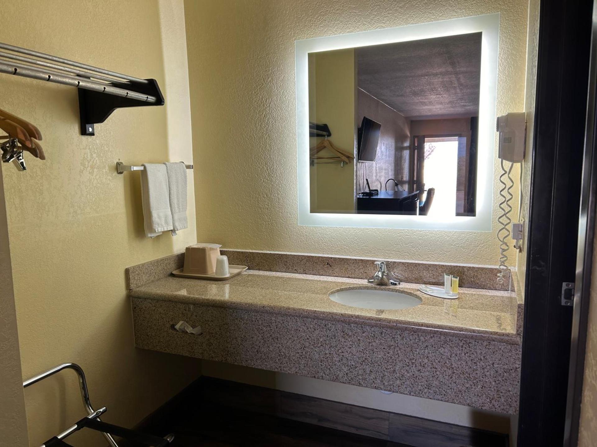 Days Inn by Wyndham Holbrook photo 56