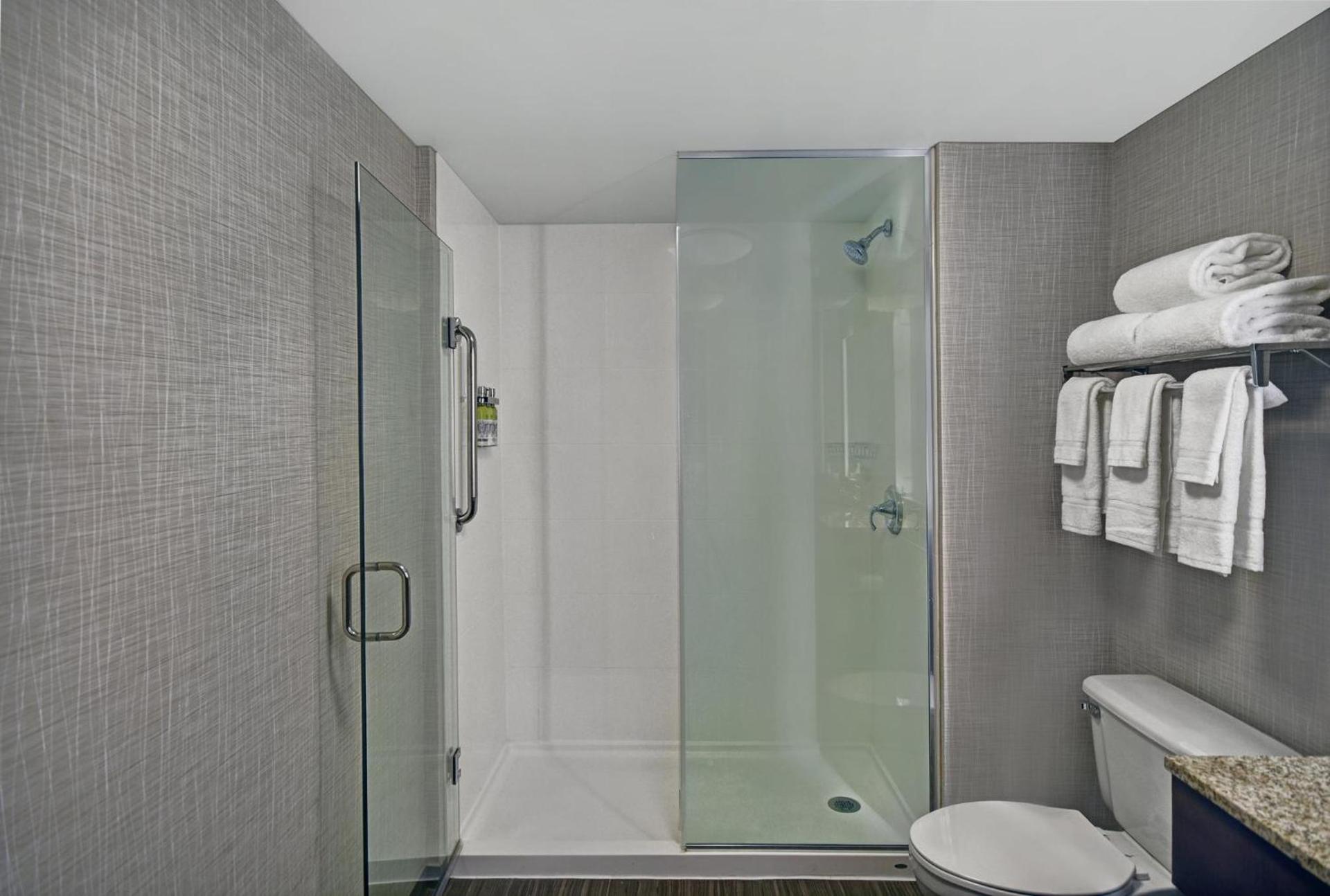 Holiday Inn Express & Suites Cincinnati Riverfront by IHG photo 95