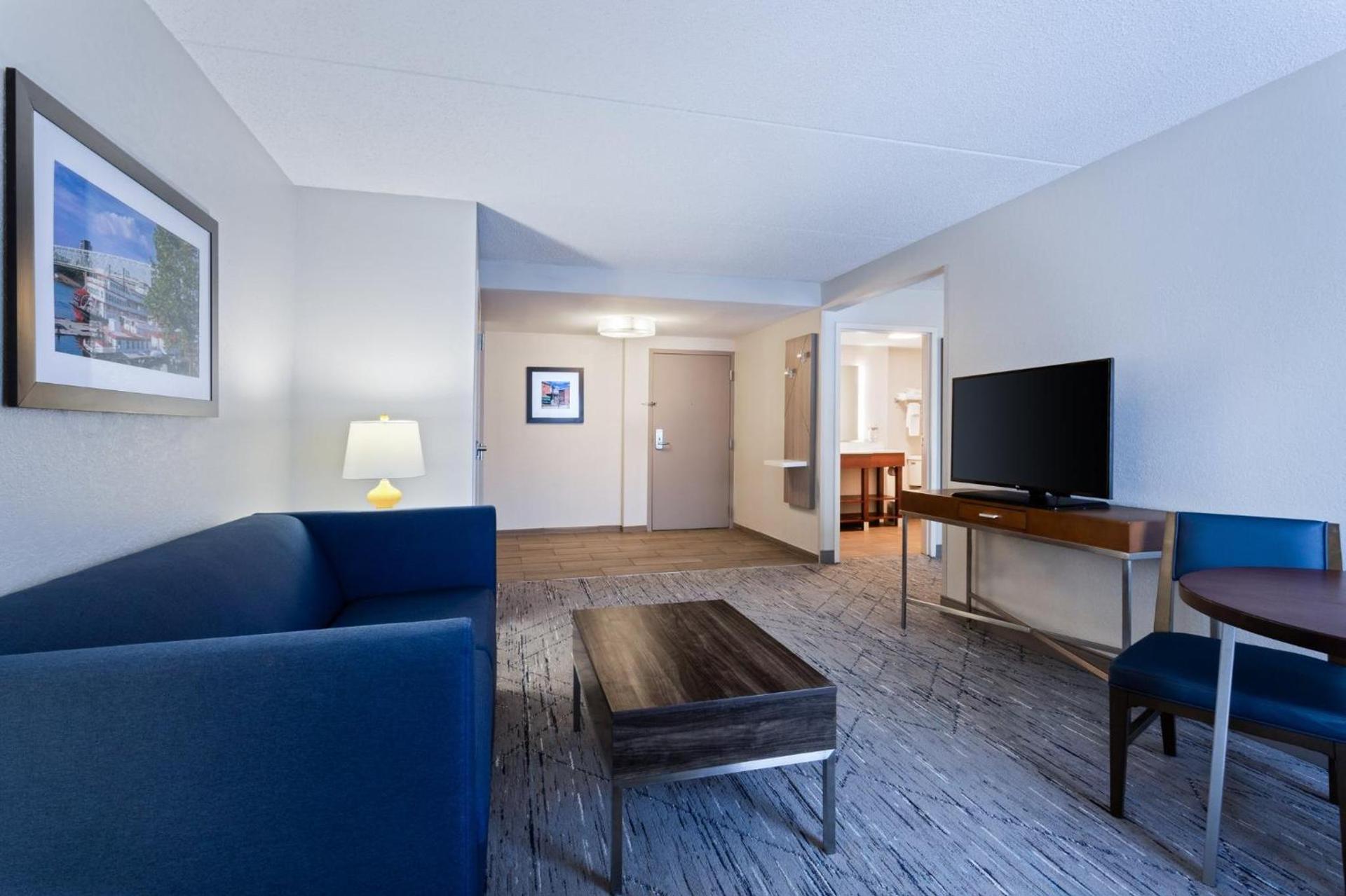 Holiday Inn Express & Suites Cincinnati Riverfront by IHG photo 98