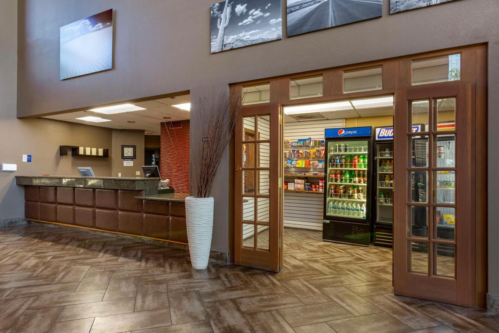 Best Western Plus Scottsdale Thunderbird Suites photo 2