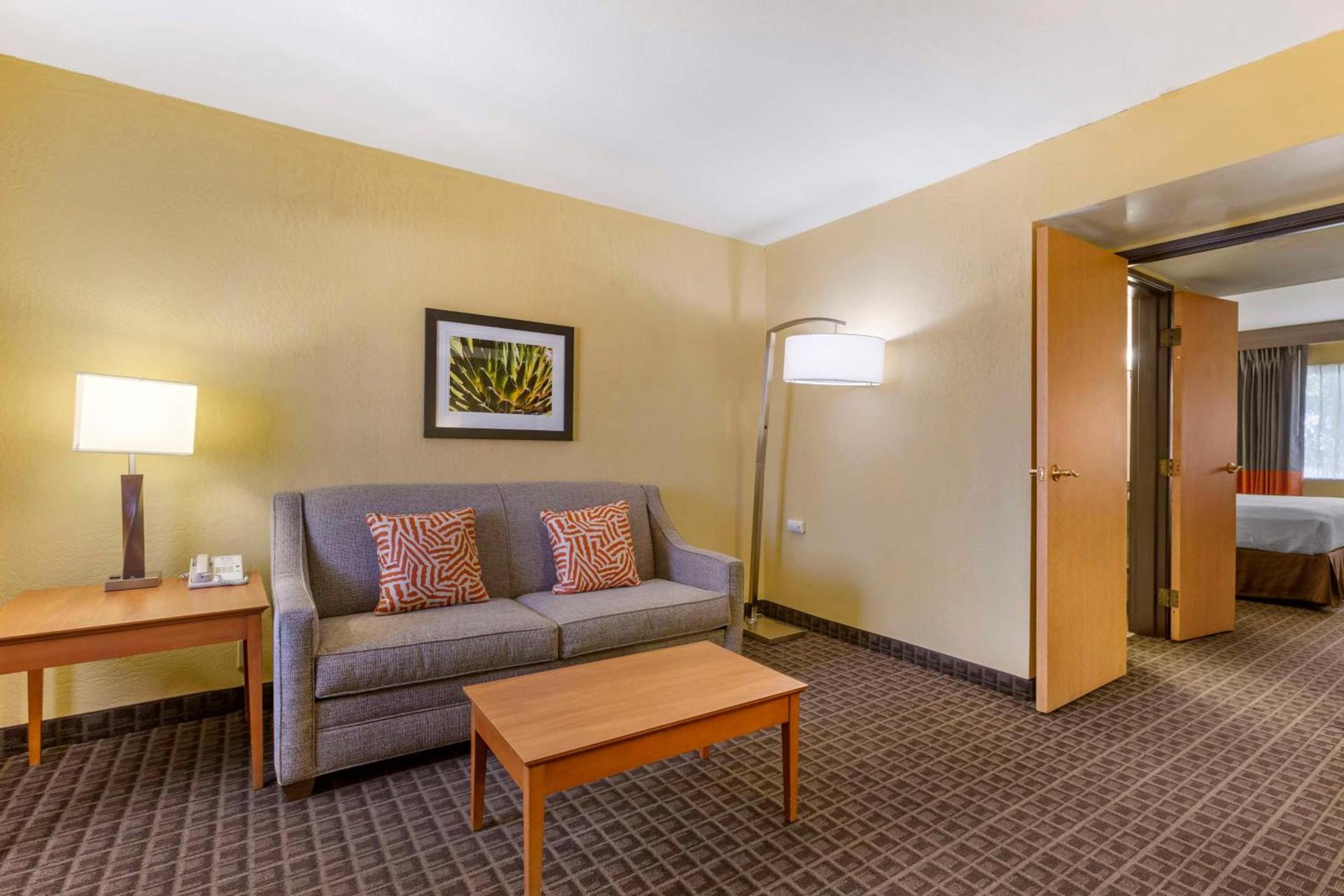 Best Western Plus Scottsdale Thunderbird Suites photo 4