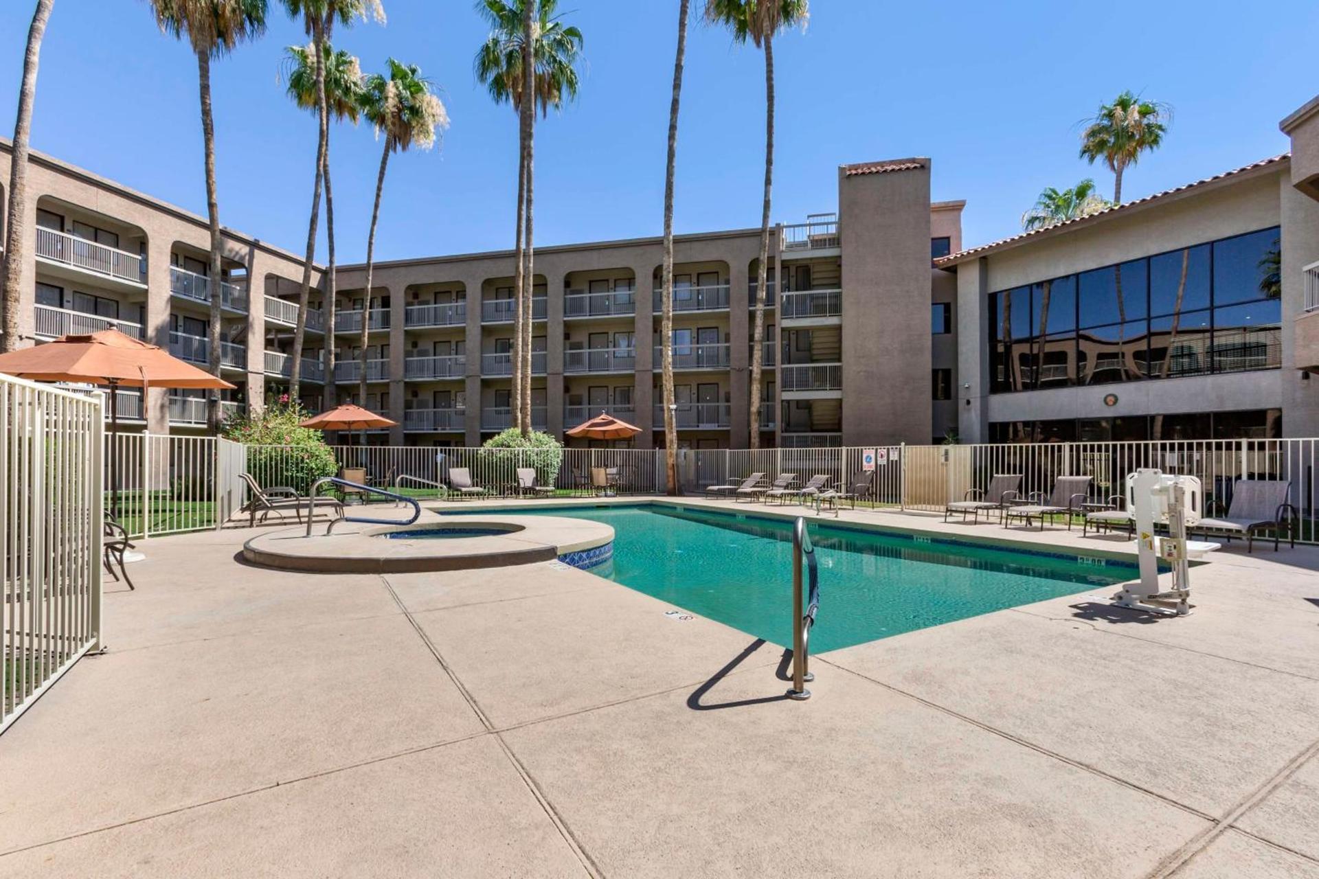 Best Western Plus Scottsdale Thunderbird Suites photo 6