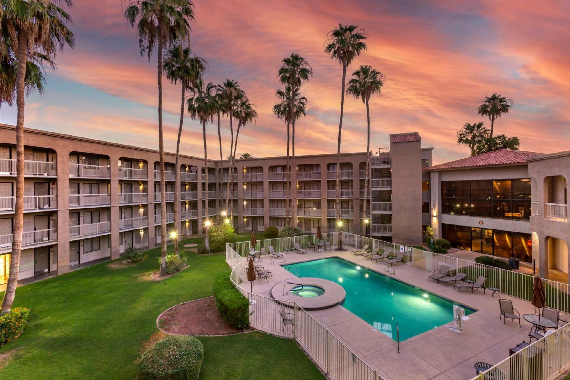 Best Western Plus Scottsdale Thunderbird Suites photo 9