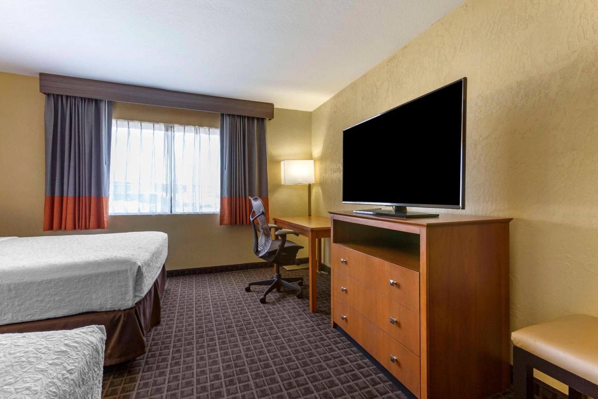 Best Western Plus Scottsdale Thunderbird Suites photo 14