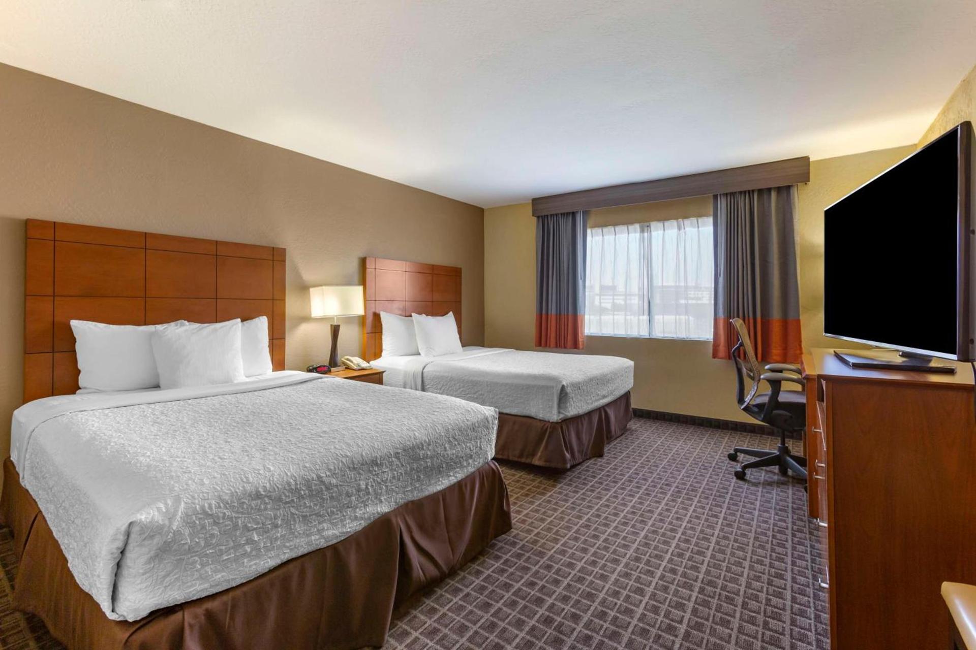 Best Western Plus Scottsdale Thunderbird Suites photo 13