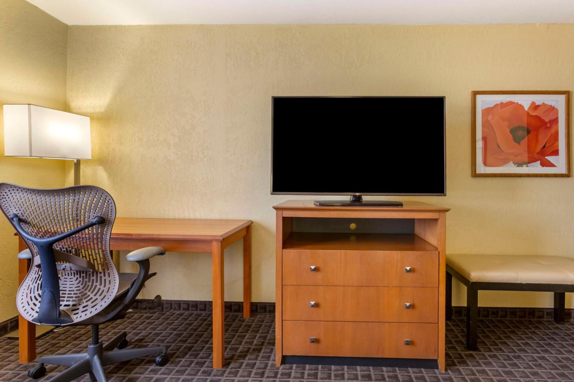 Best Western Plus Scottsdale Thunderbird Suites photo 15
