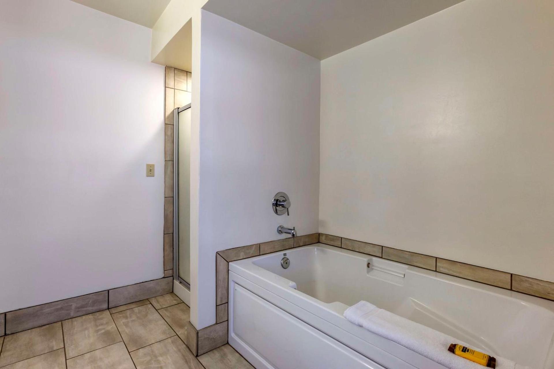 Best Western Plus Scottsdale Thunderbird Suites photo 16