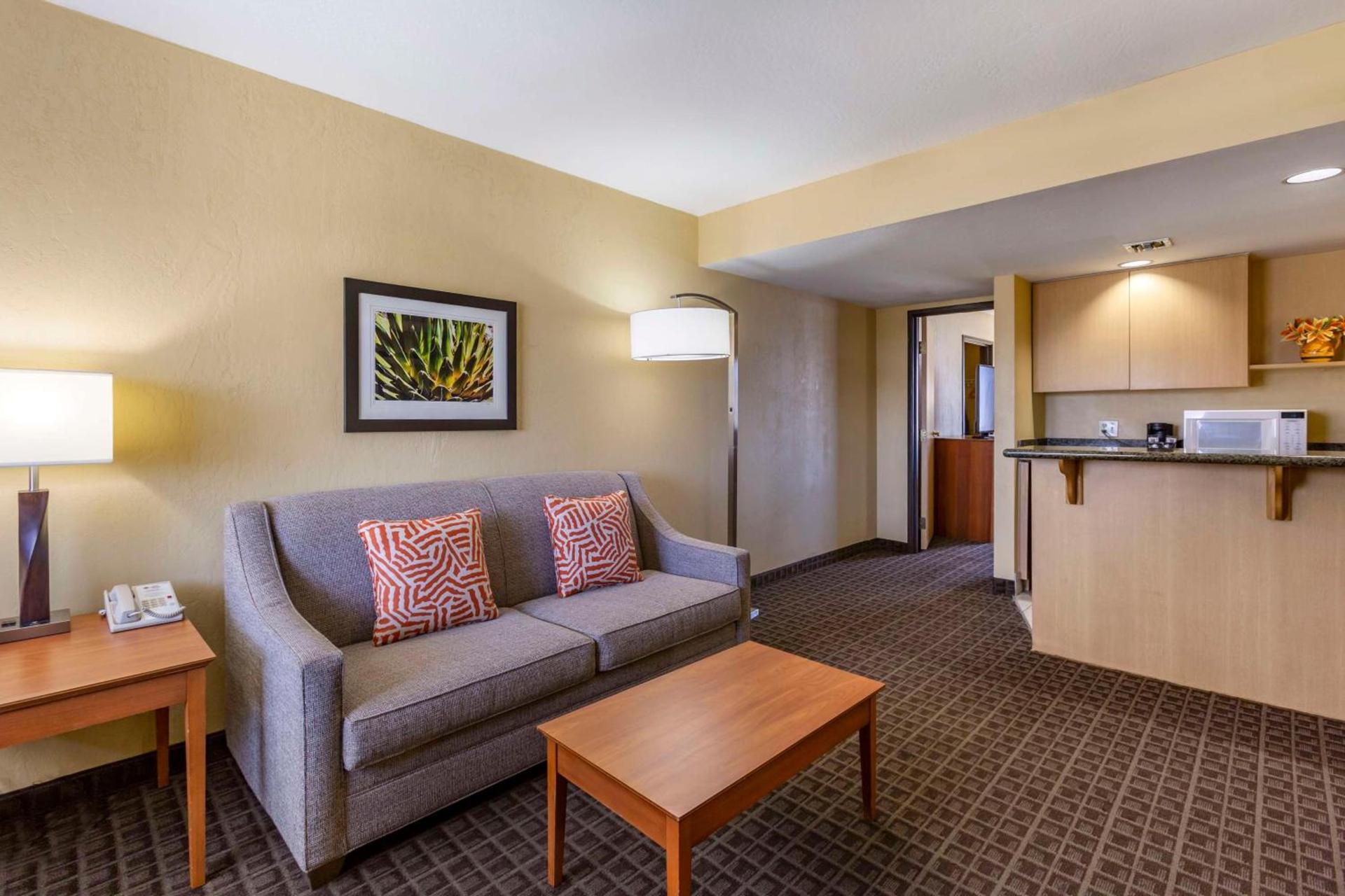 Best Western Plus Scottsdale Thunderbird Suites photo 17