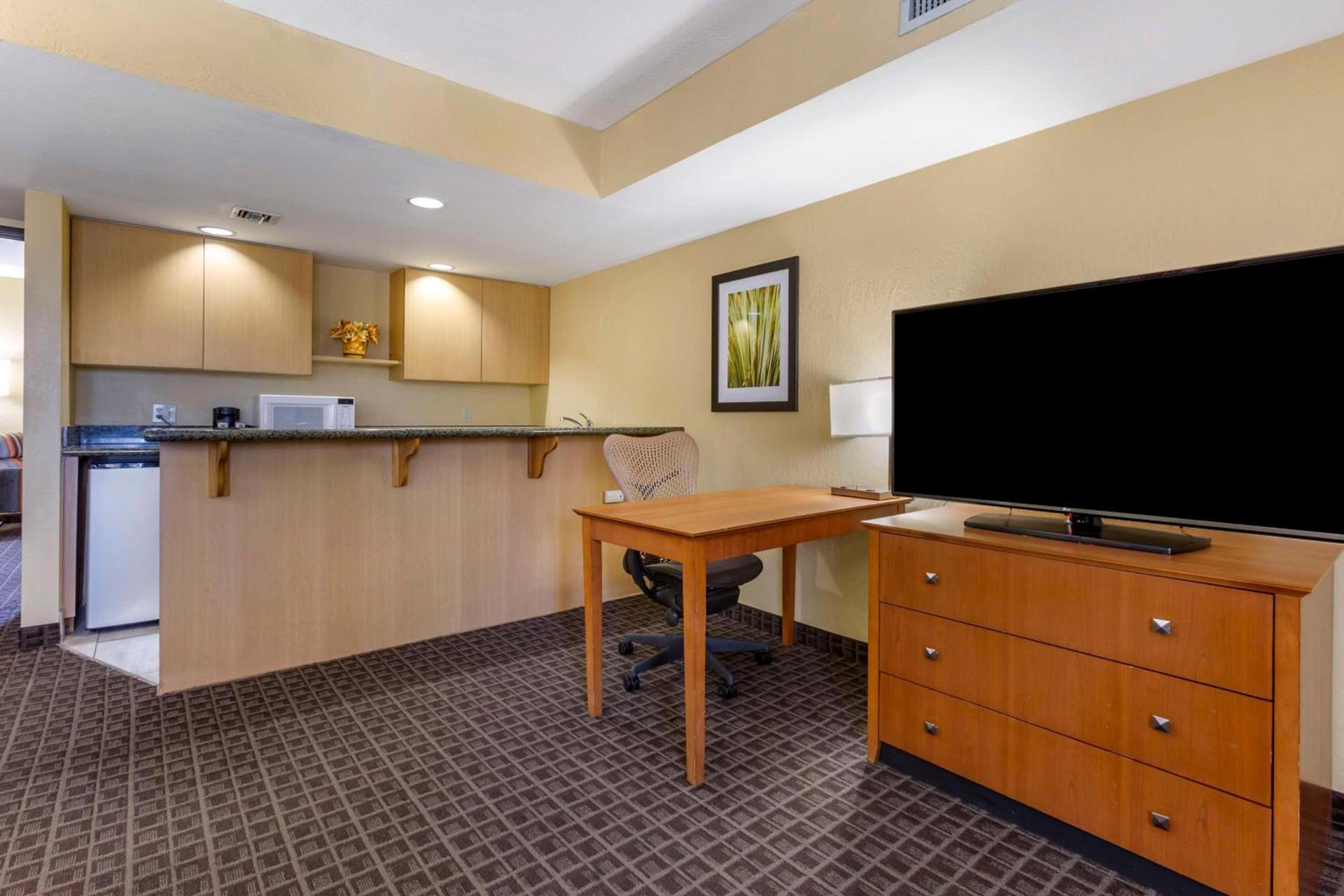 Best Western Plus Scottsdale Thunderbird Suites photo 18