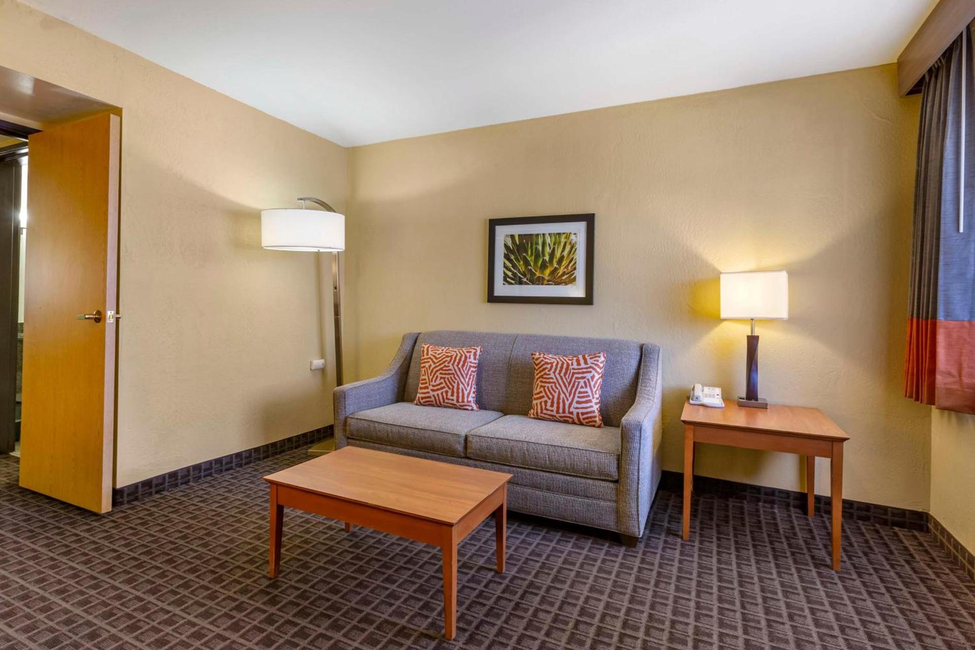 Best Western Plus Scottsdale Thunderbird Suites photo 20