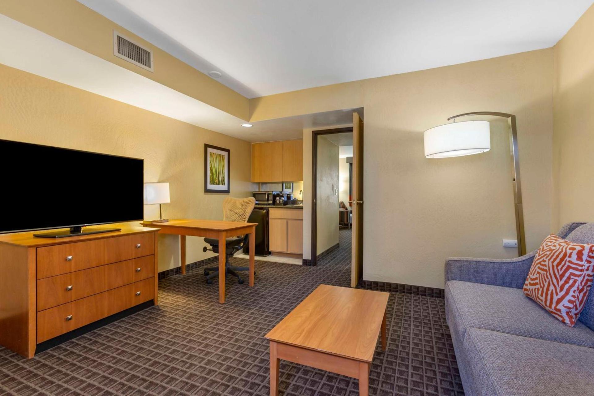 Best Western Plus Scottsdale Thunderbird Suites photo 21