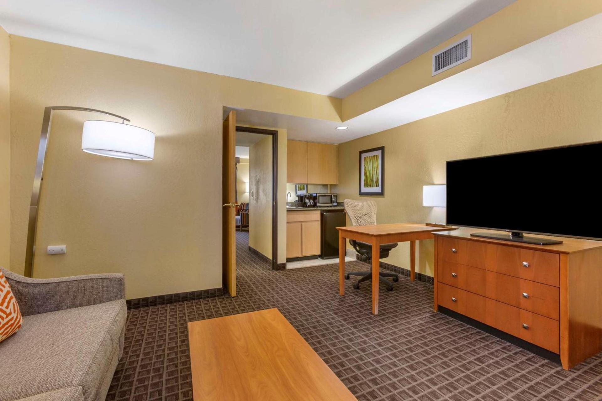 Best Western Plus Scottsdale Thunderbird Suites photo 24