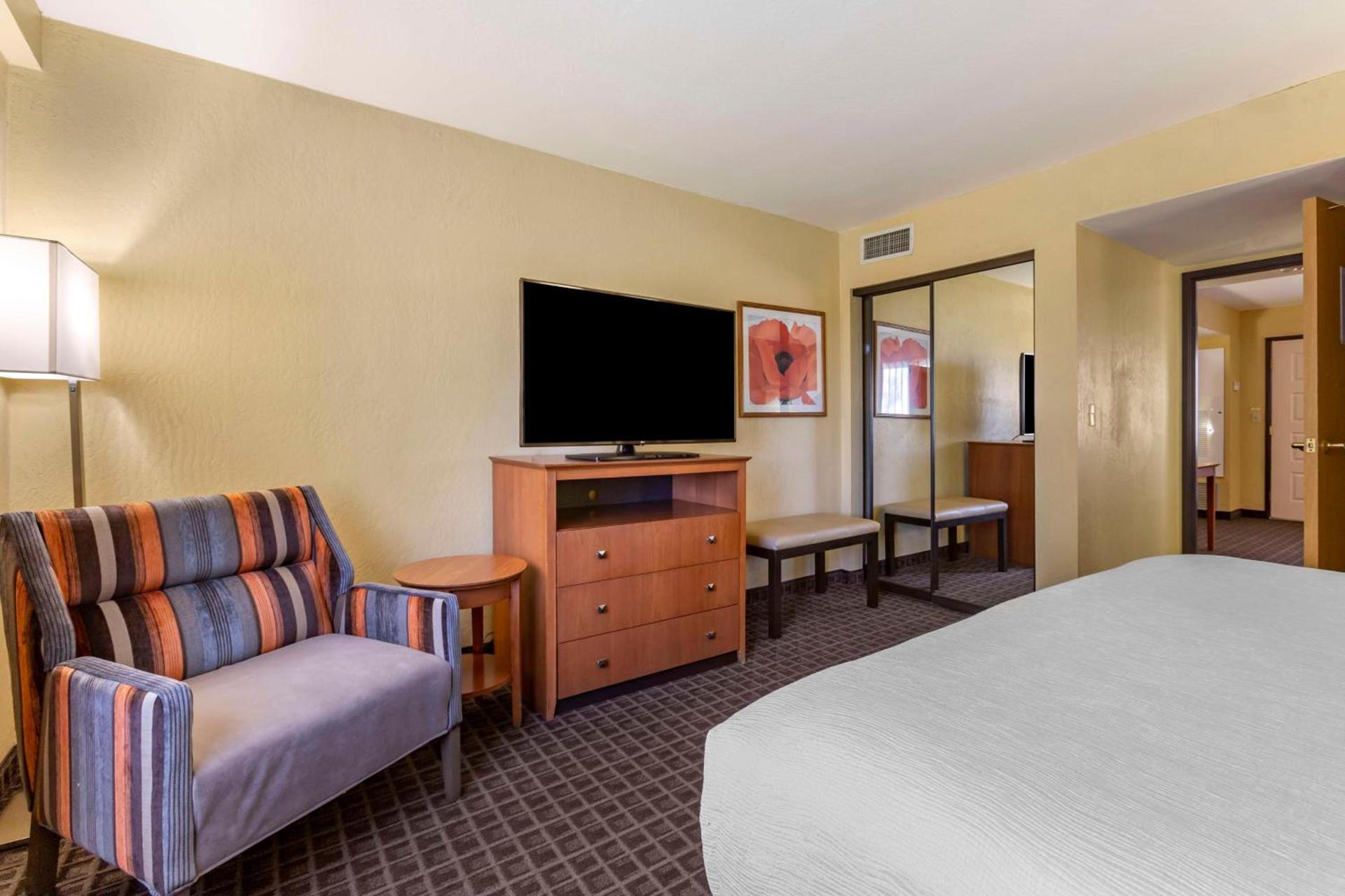 Best Western Plus Scottsdale Thunderbird Suites photo 26
