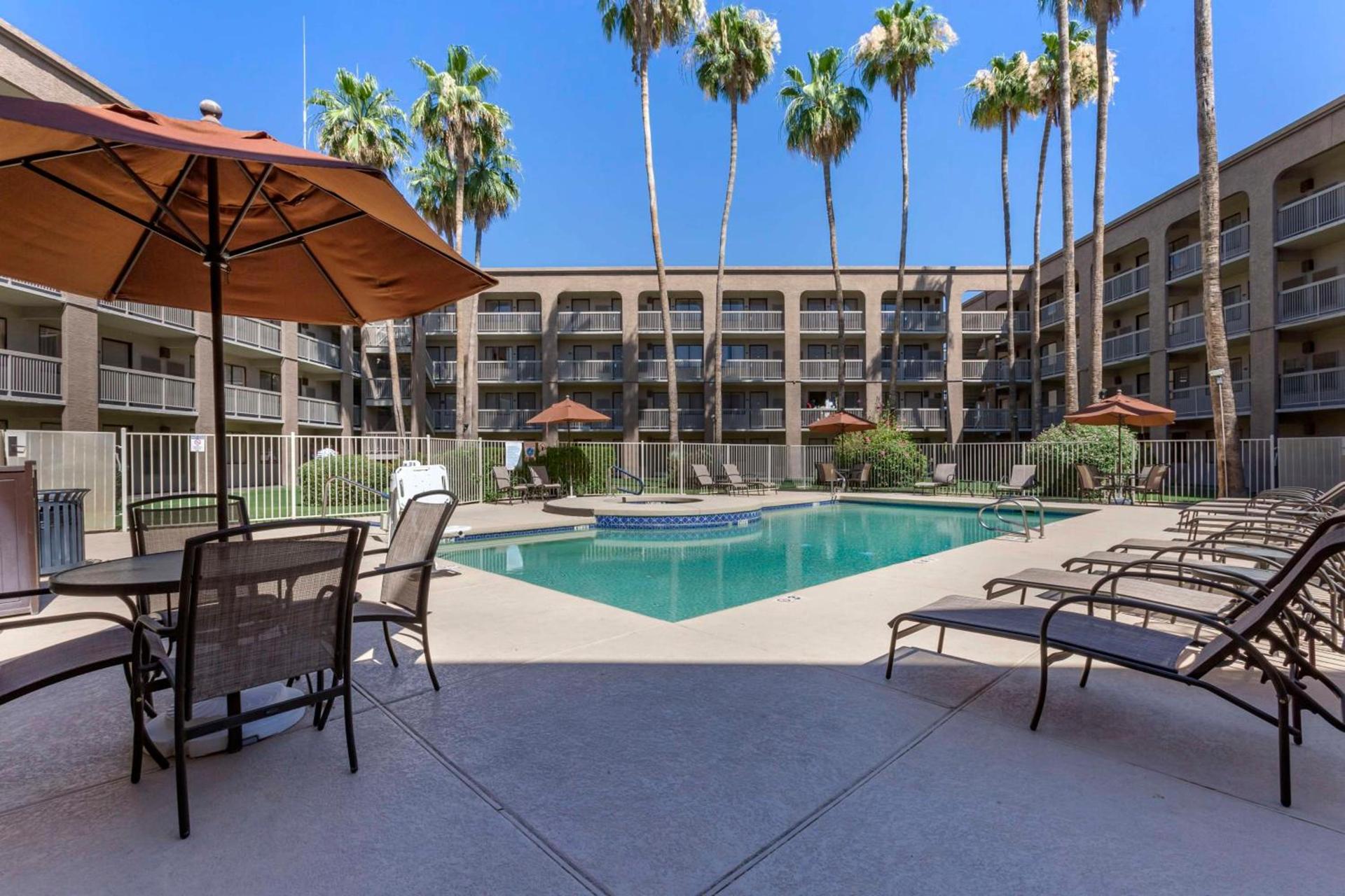 Best Western Plus Scottsdale Thunderbird Suites photo 28