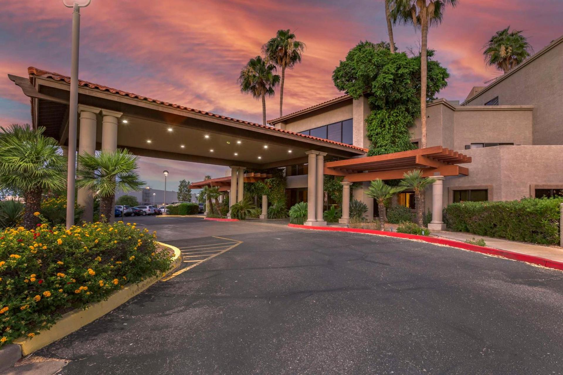 Best Western Plus Scottsdale Thunderbird Suites photo 31