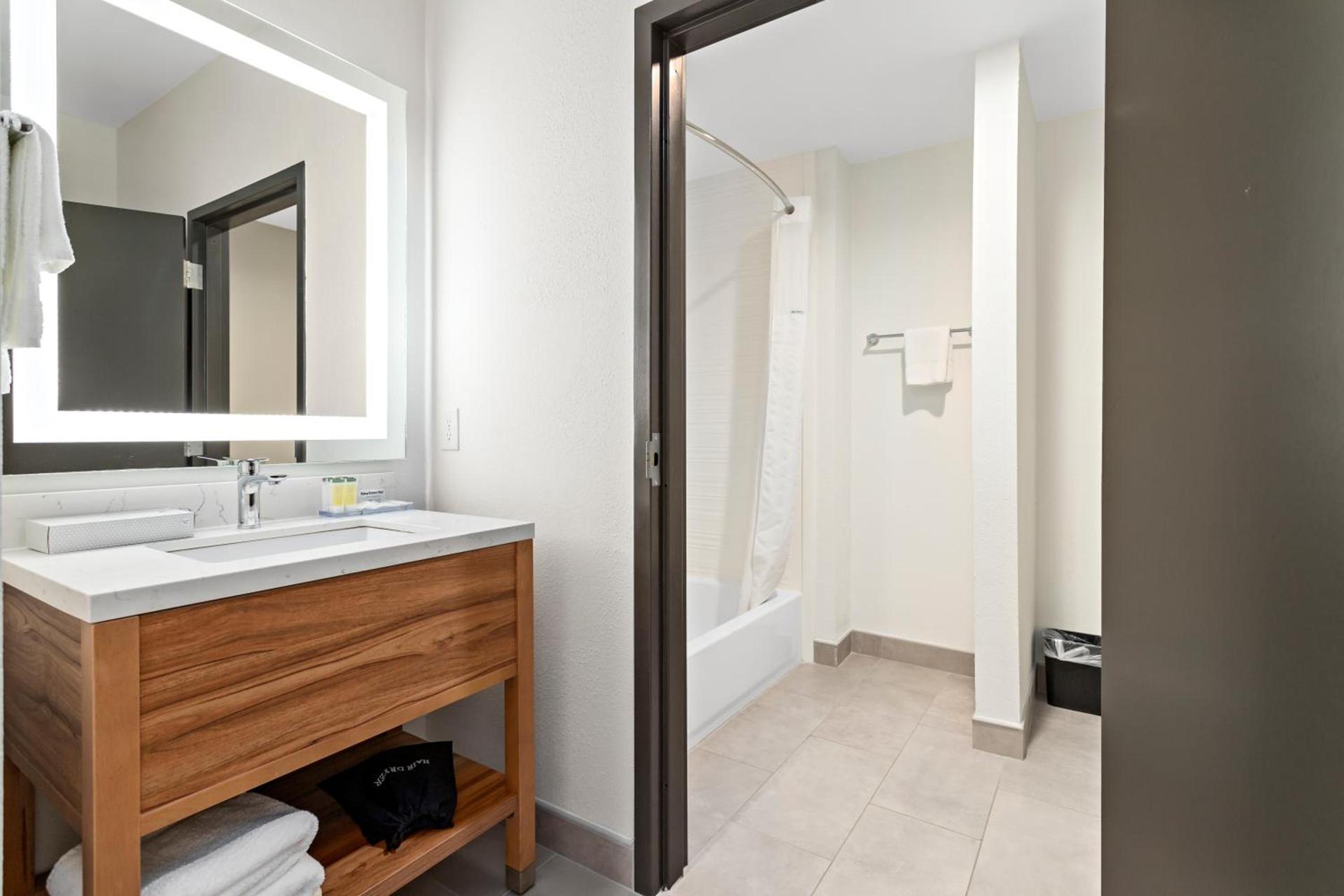 Hawthorn Extended Stay by Wyndham Port Arthur photo 15