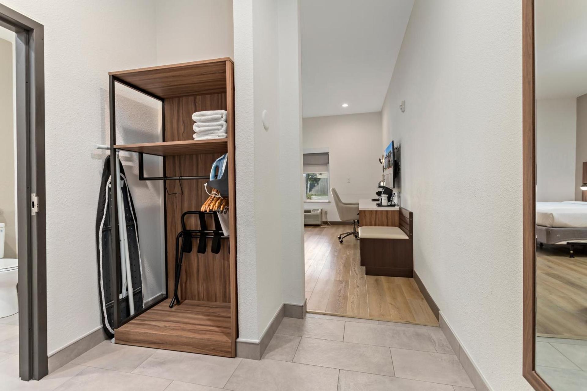Hawthorn Extended Stay by Wyndham Port Arthur photo 26