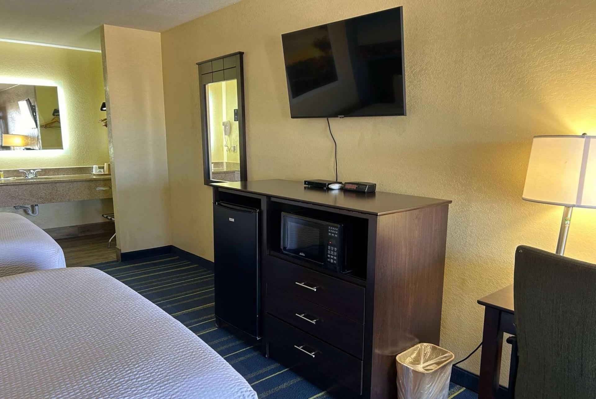 Days Inn by Wyndham Holbrook photo 15