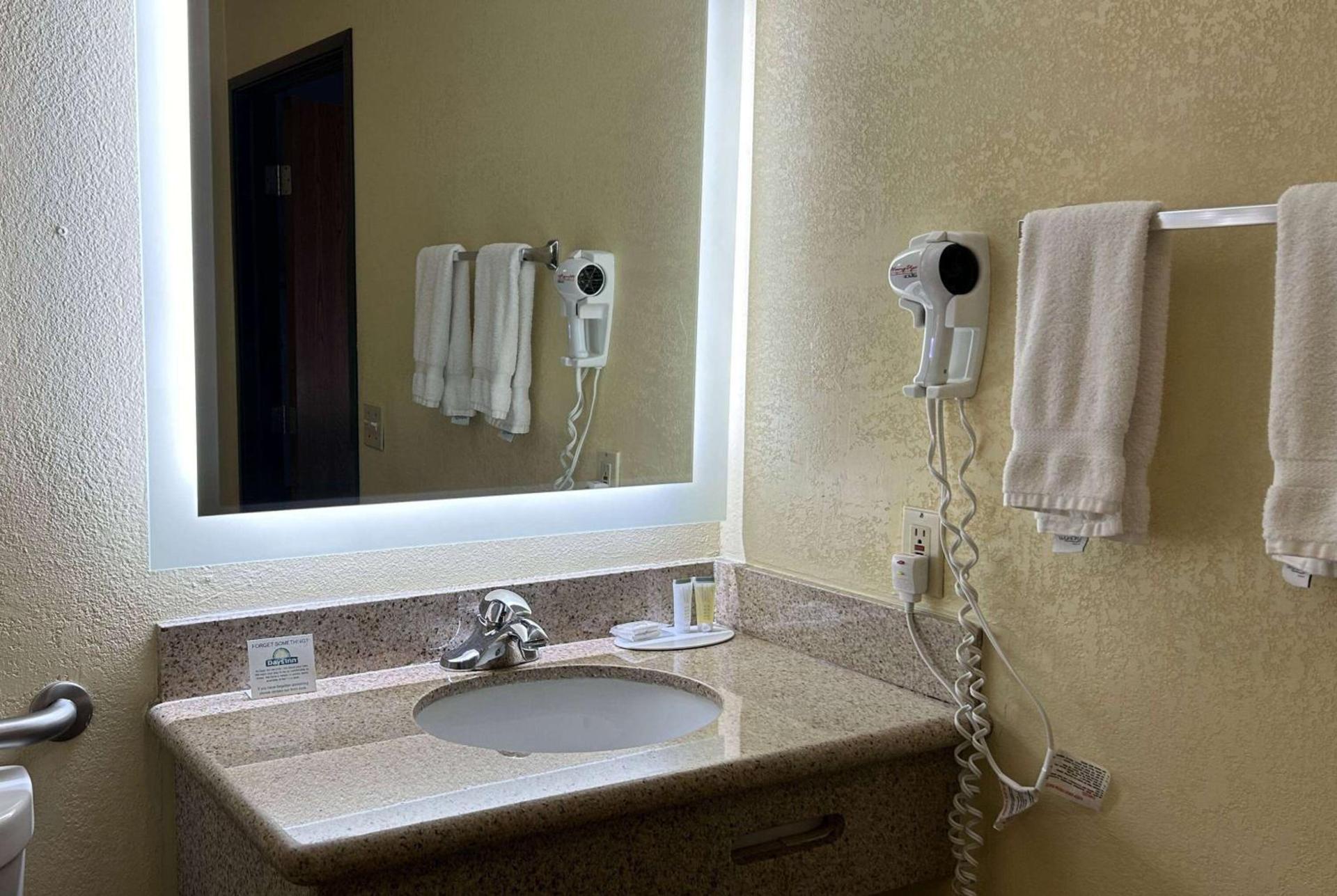 Days Inn by Wyndham Holbrook photo 18