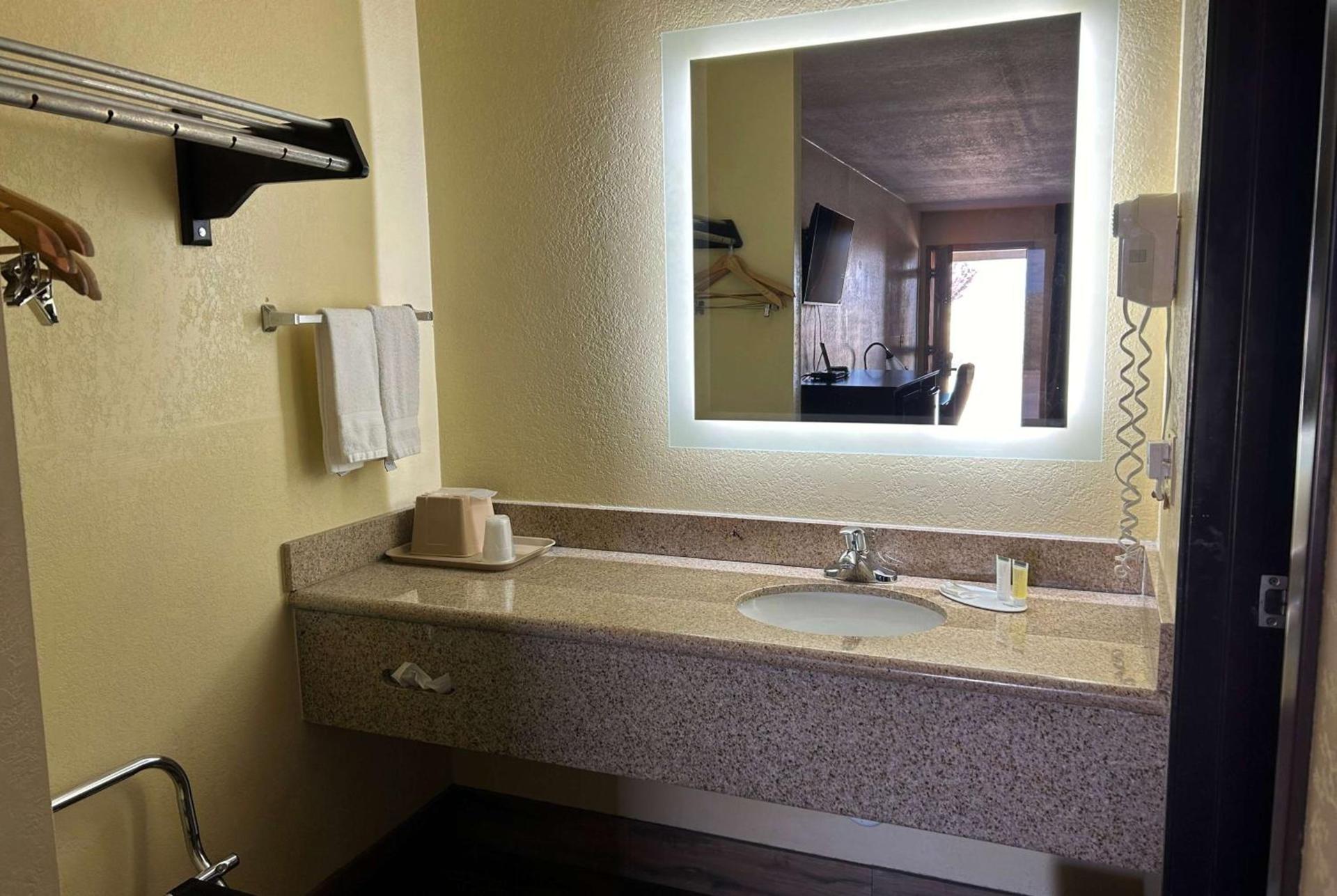 Days Inn by Wyndham Holbrook photo 19