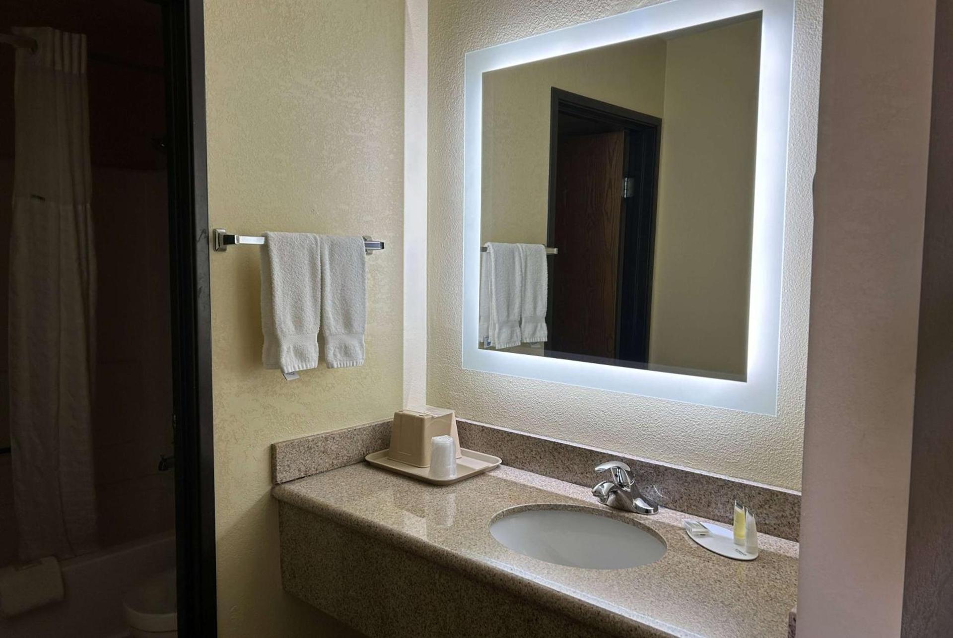 Days Inn by Wyndham Holbrook photo 20