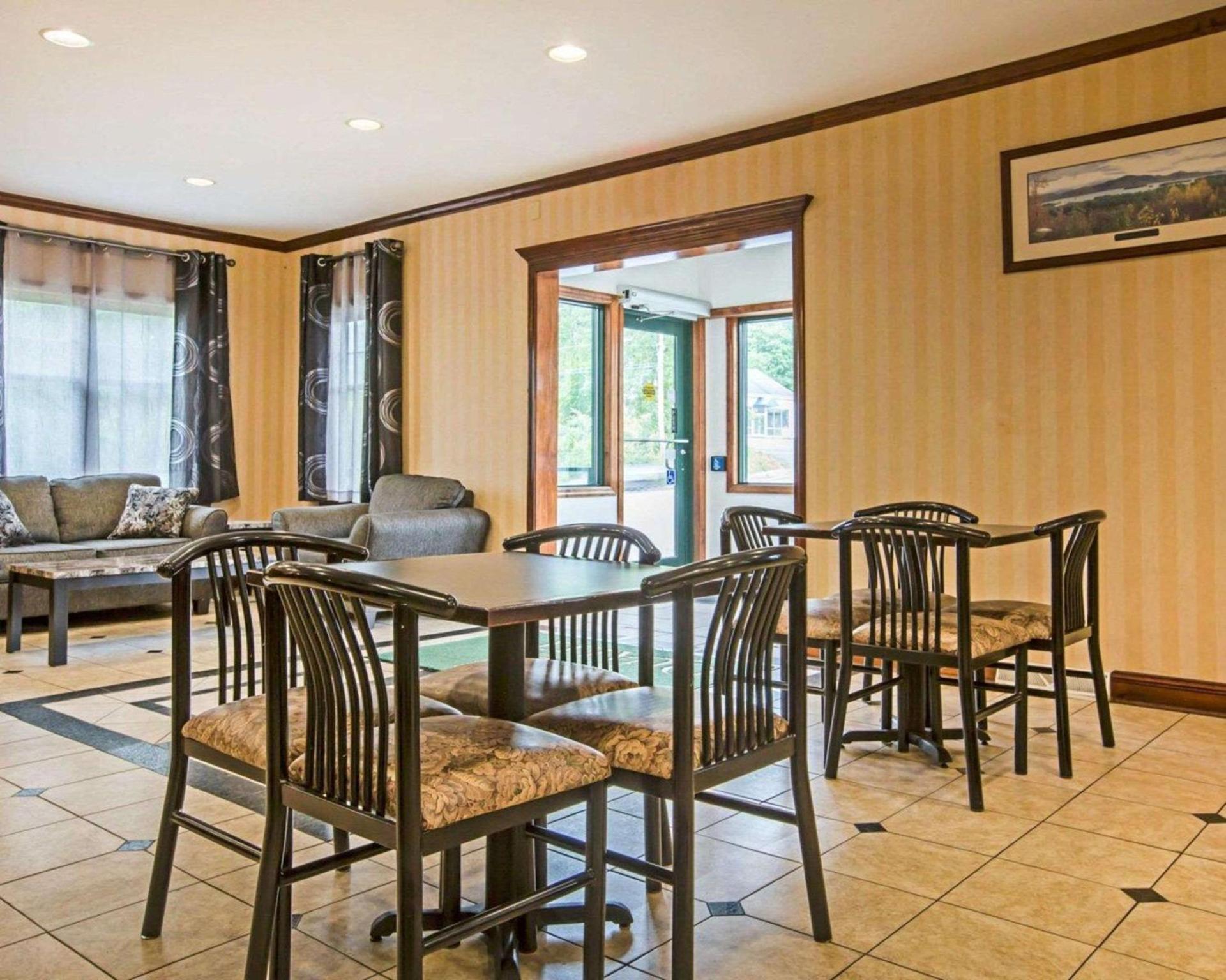 Econo Lodge Glens Falls - Lake George photo 4
