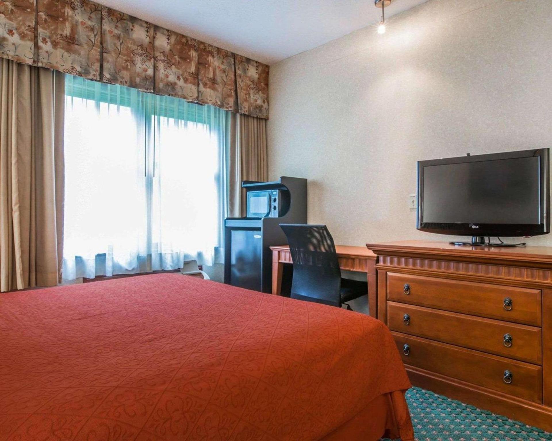 Econo Lodge Glens Falls - Lake George photo 11