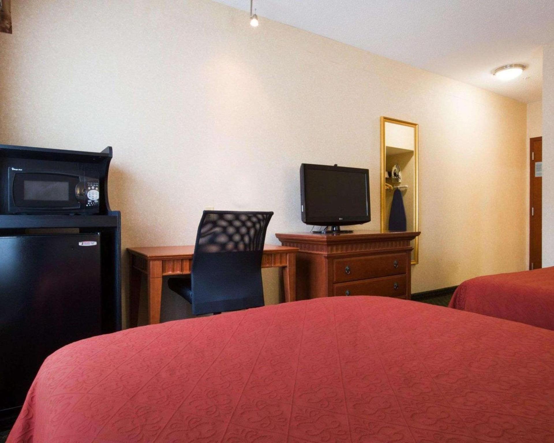 Econo Lodge Glens Falls - Lake George photo 12