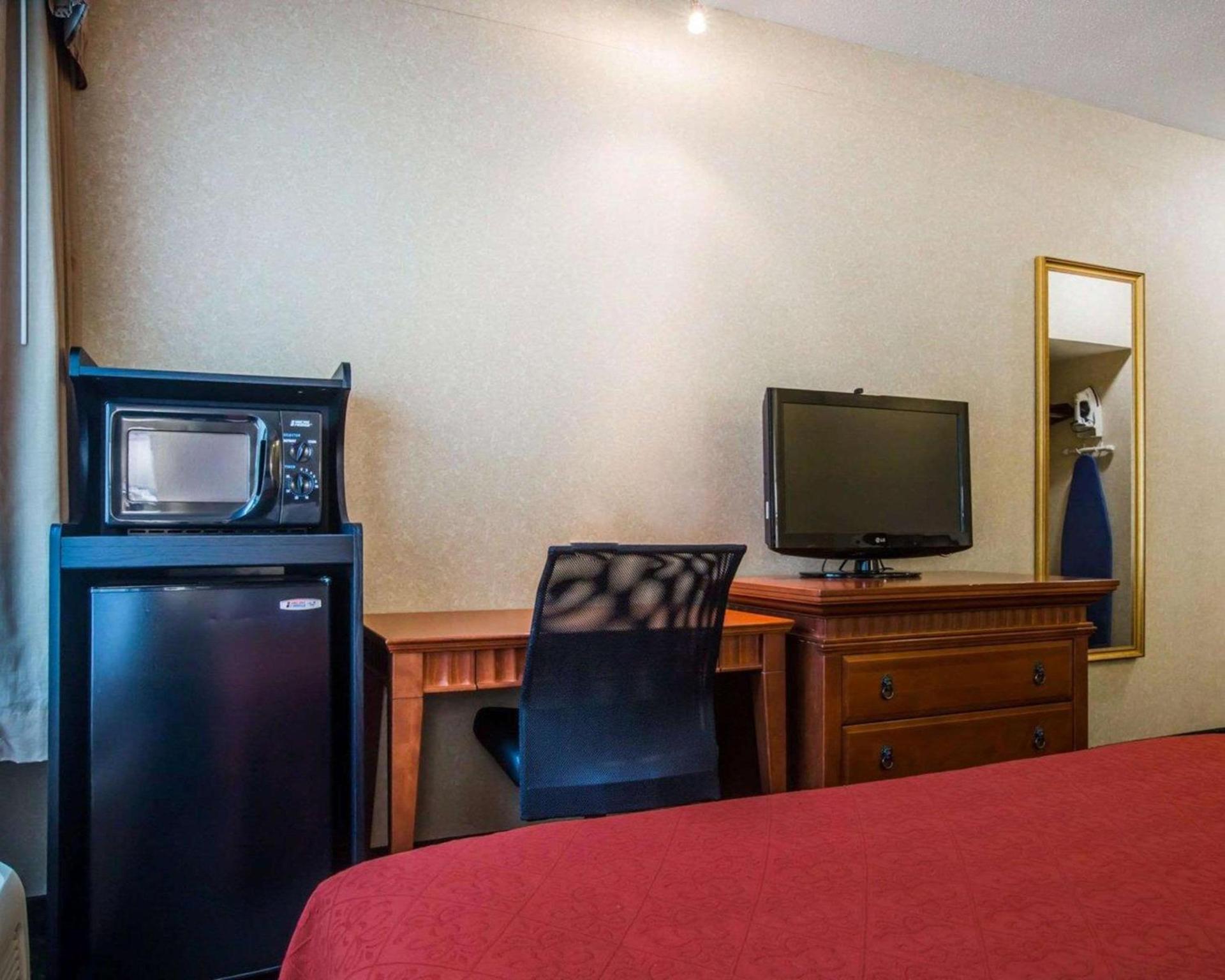 Econo Lodge Glens Falls - Lake George photo 14