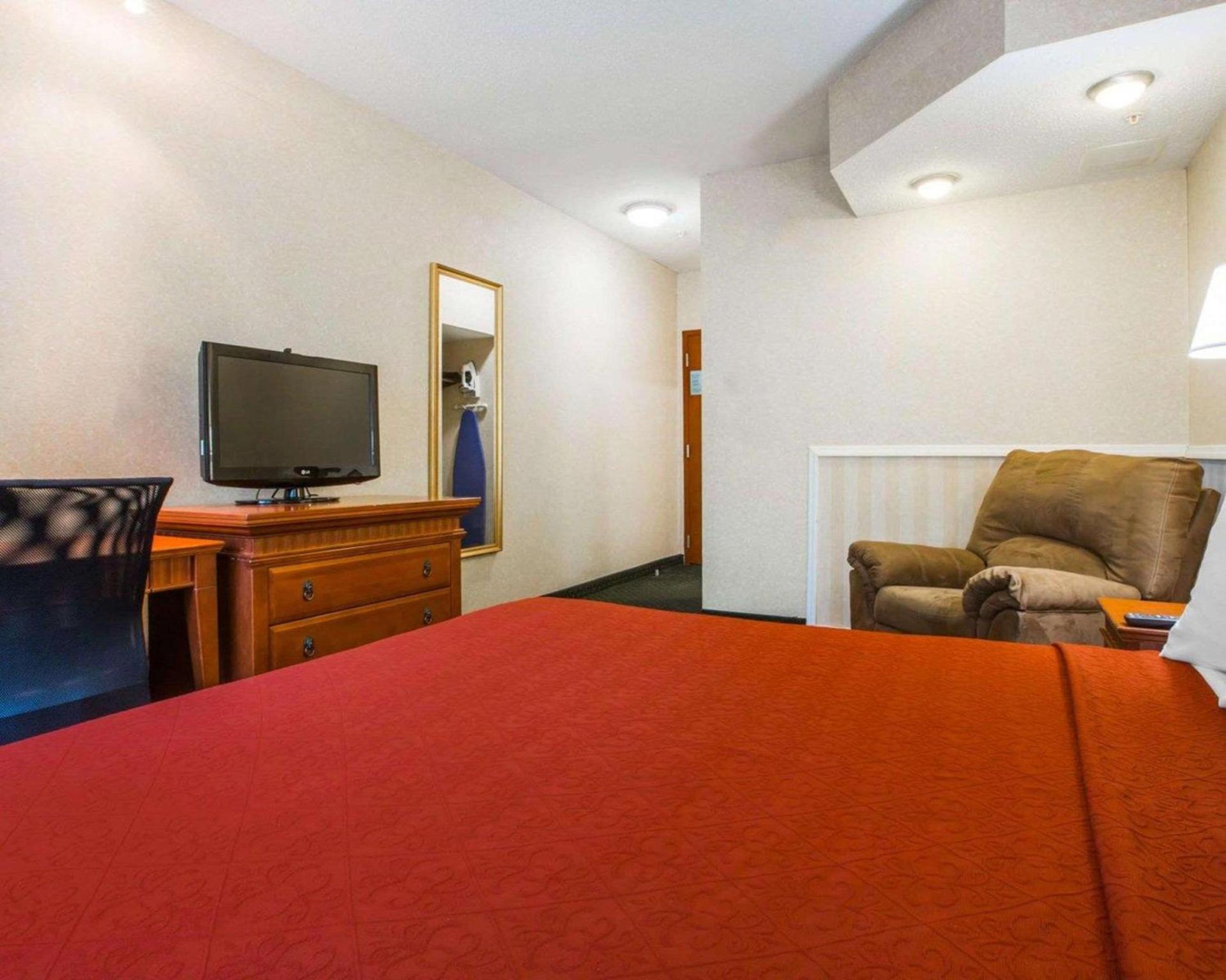 Econo Lodge Glens Falls - Lake George photo 15