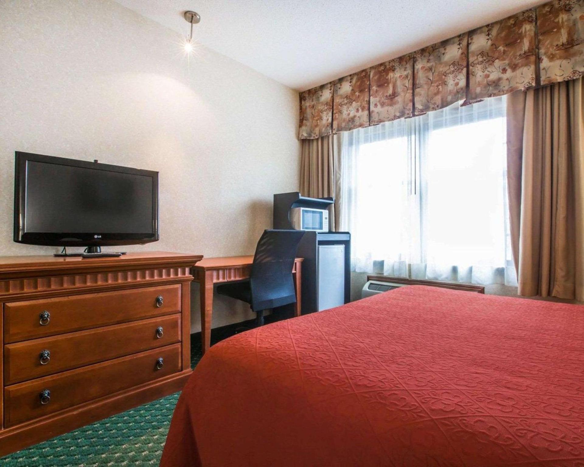 Econo Lodge Glens Falls - Lake George photo 16