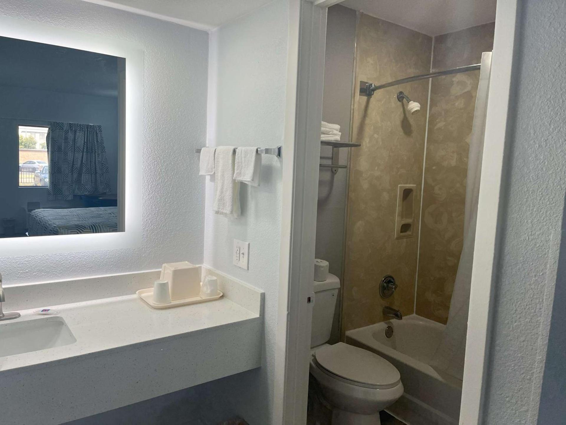 Motel 6 Cleveland, MS – Delta State University photo 11
