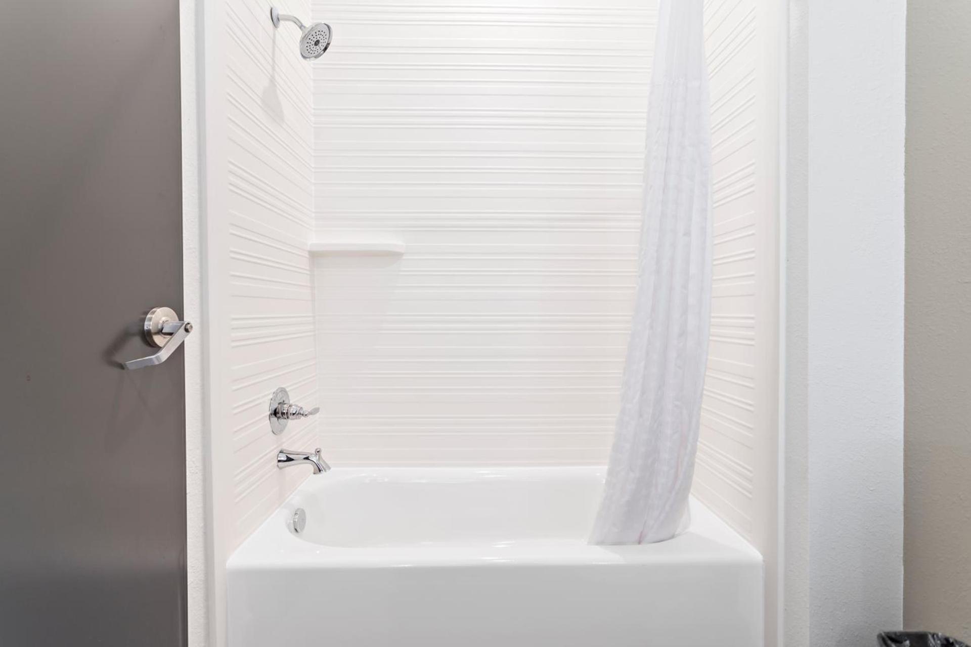 Hawthorn Extended Stay by Wyndham Port Arthur photo 42
