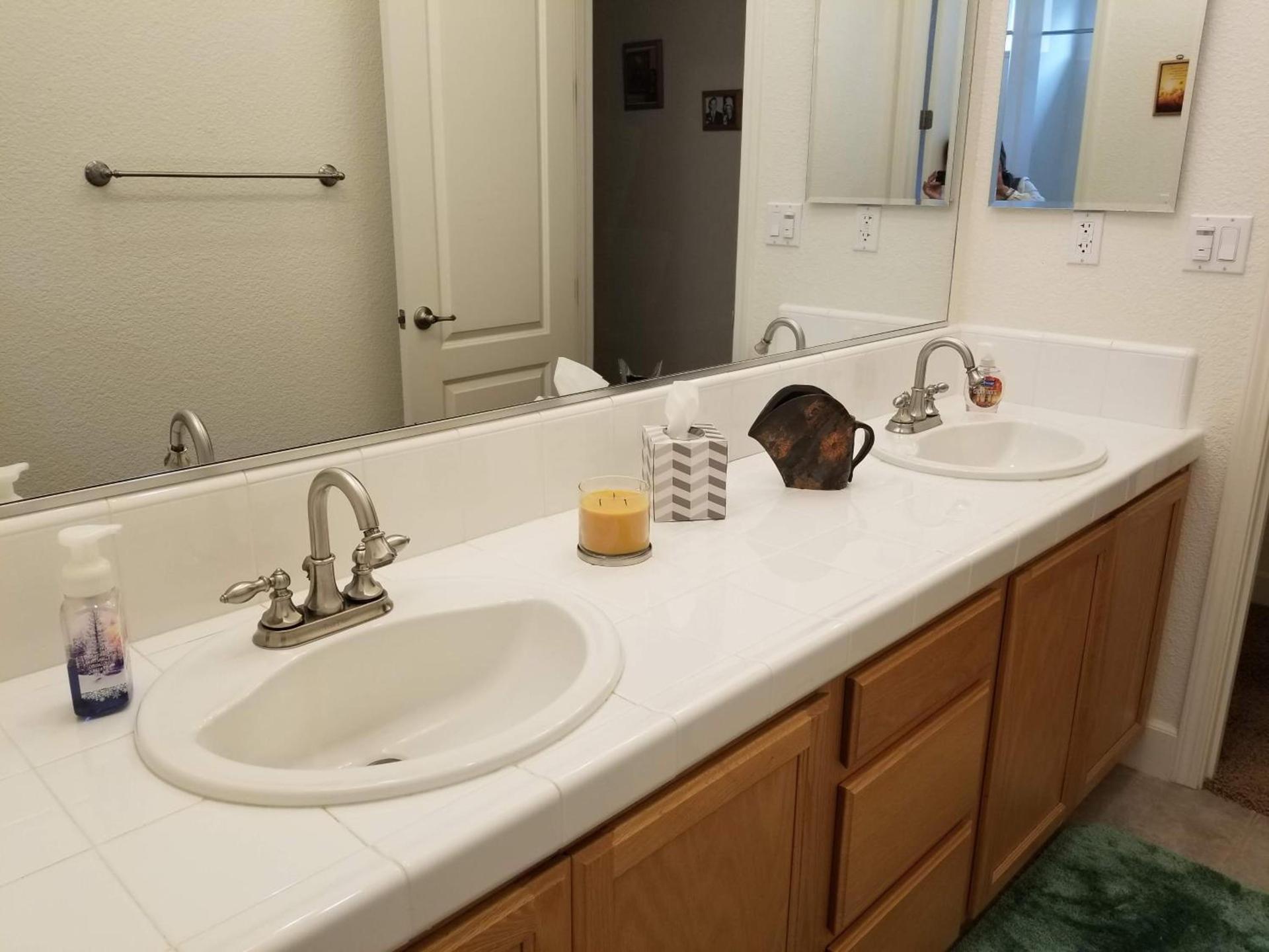 Comfort and Style Full bed shared bathroom photo 10