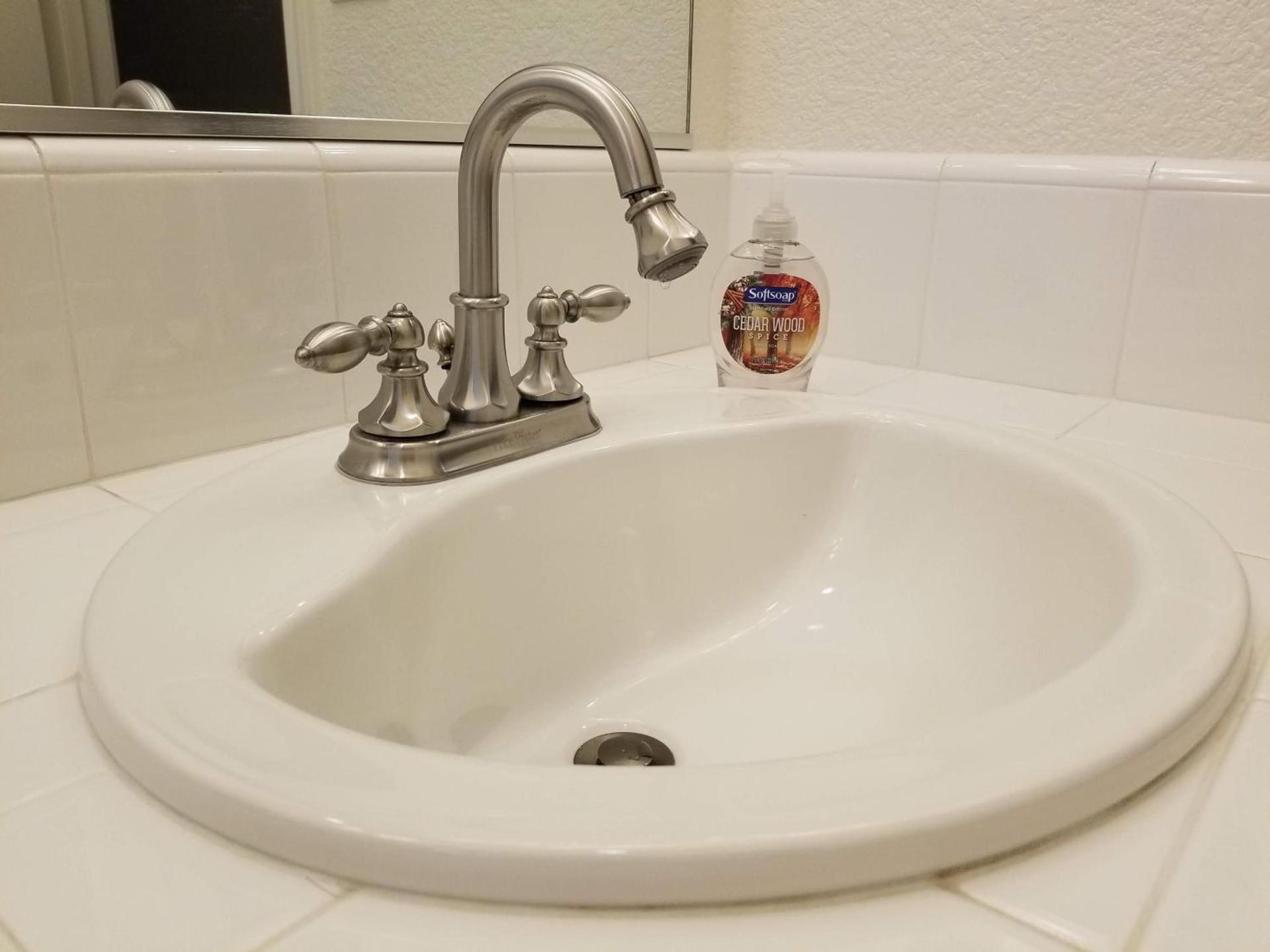 Comfort and Style Full bed shared bathroom photo 6