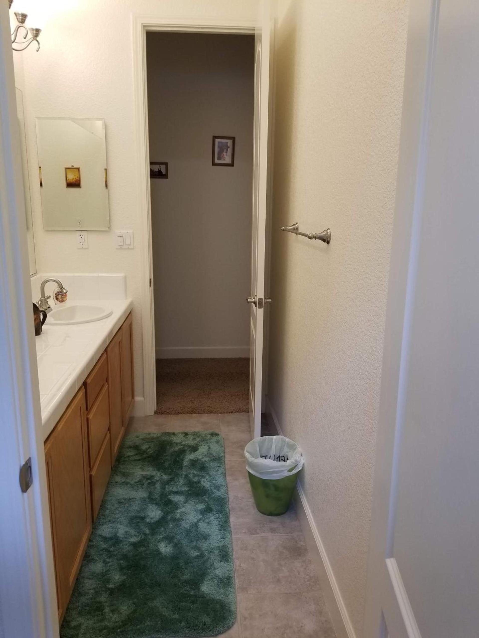 Comfort and Style Full bed shared bathroom photo 15