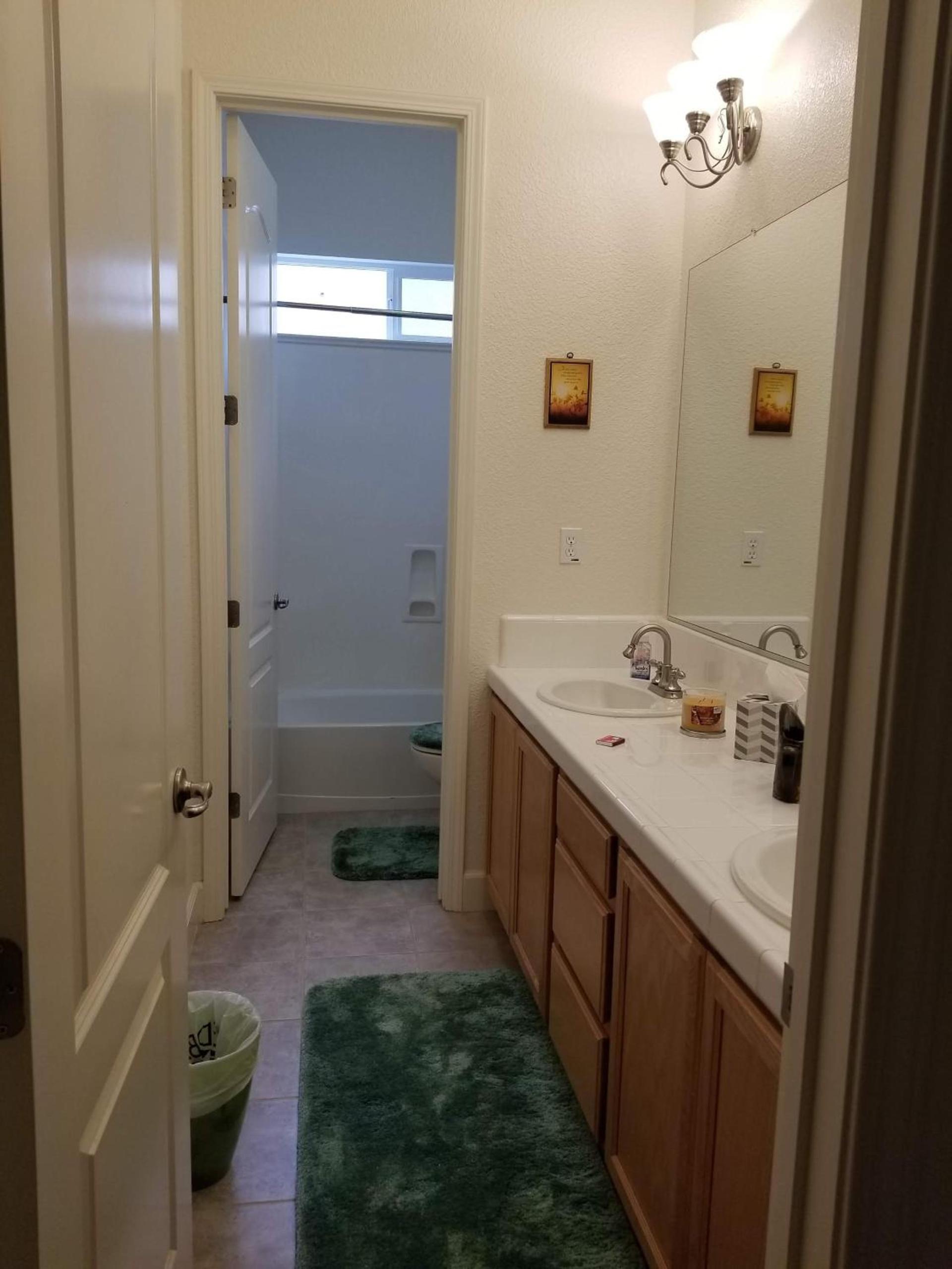 Comfort and Style Full bed shared bathroom photo 12