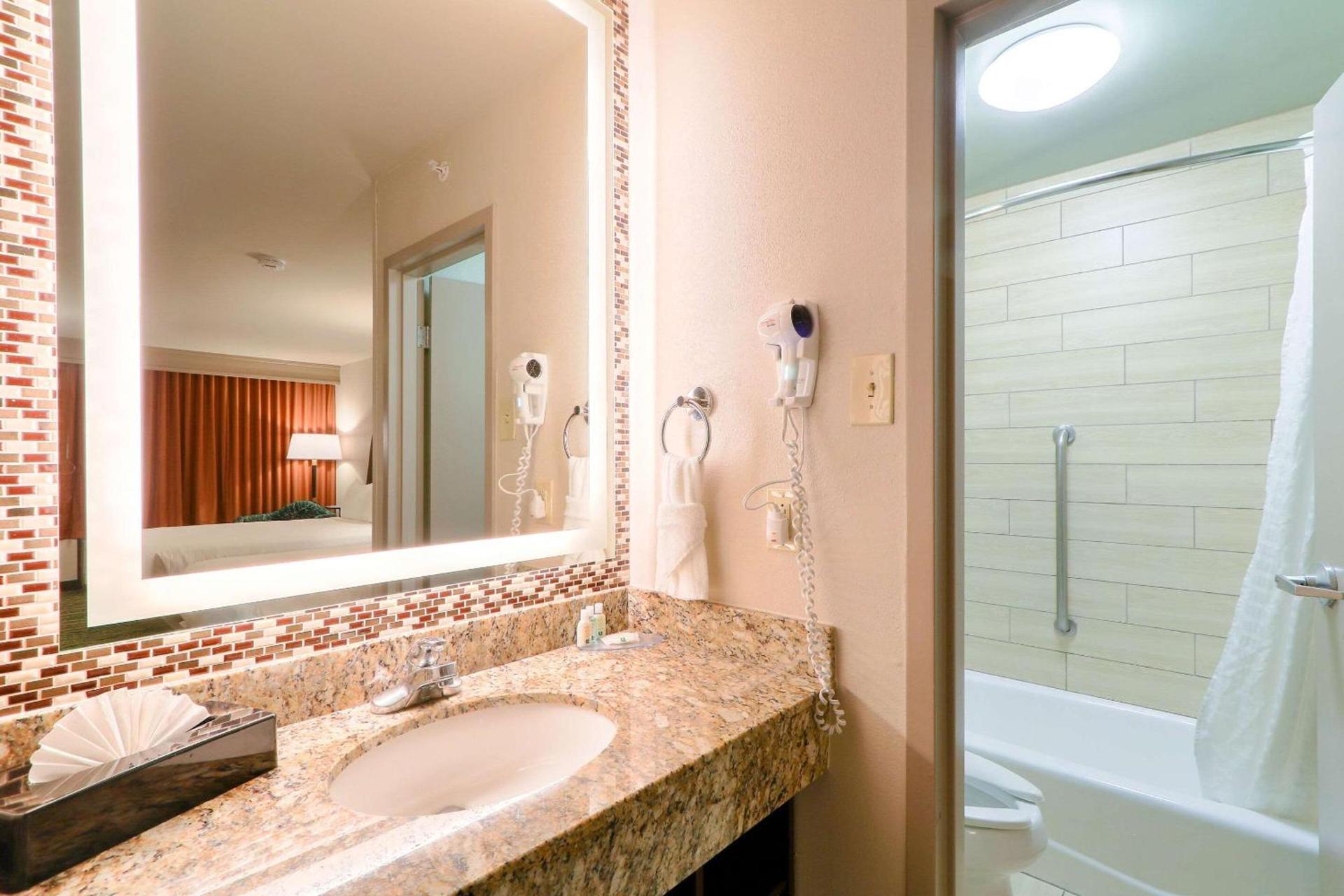 Quality Inn Near the Island Pigeon Forge photo 25
