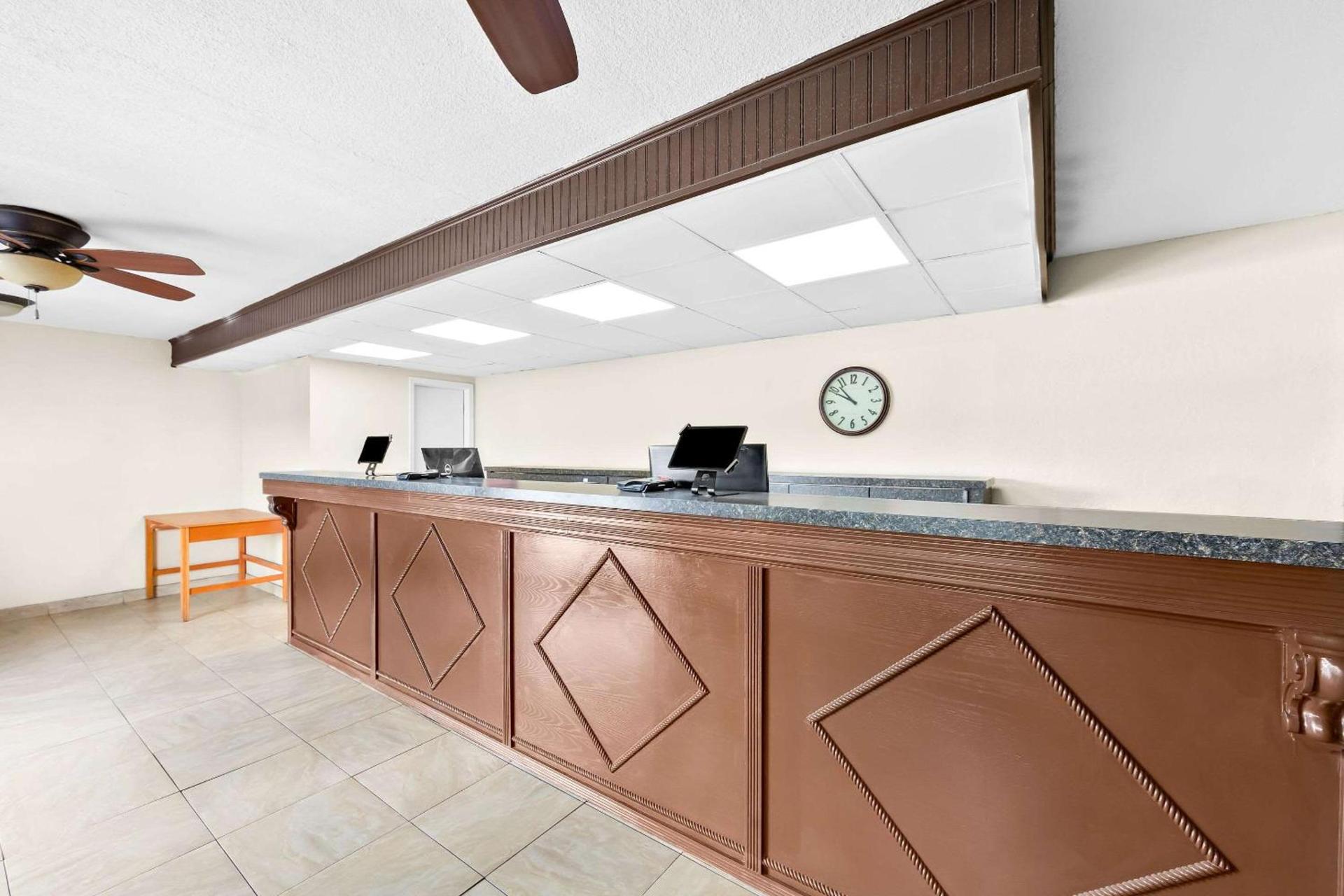 Clarion Inn & Suites near the Leconte Center Pigeon Forge photo 6