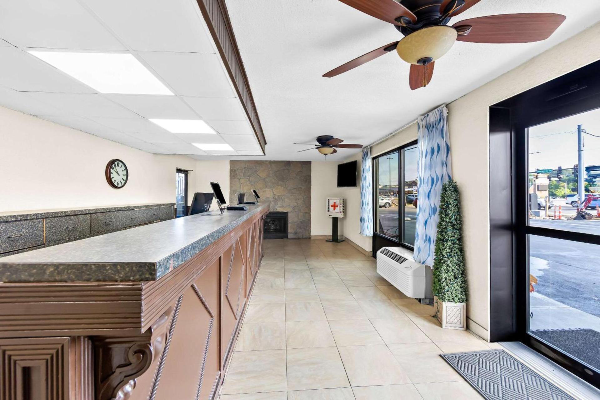 Clarion Inn & Suites near the Leconte Center Pigeon Forge photo 8