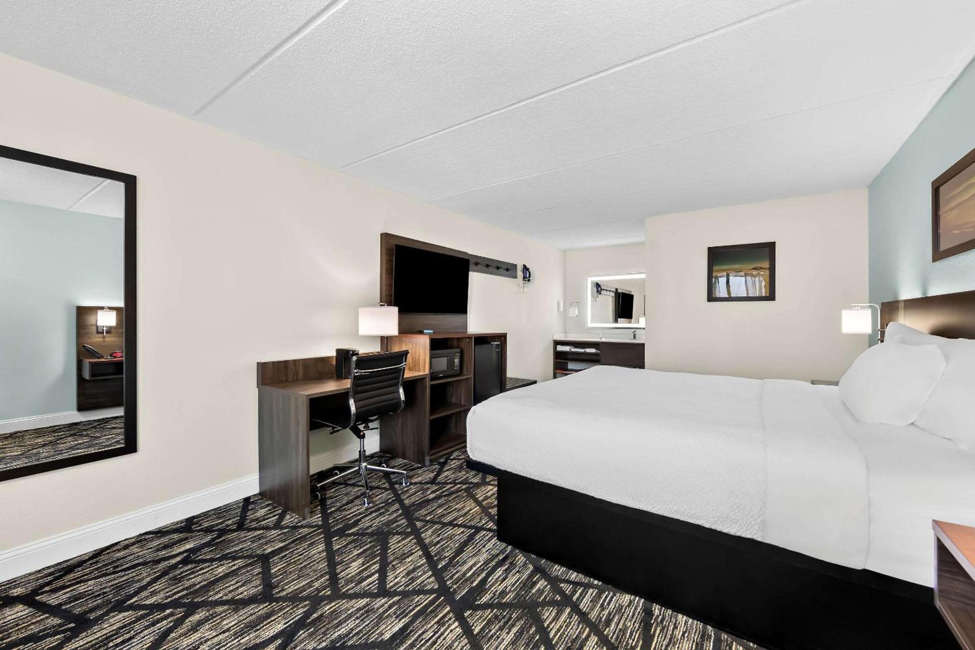 Clarion Inn & Suites near the Leconte Center Pigeon Forge photo 12