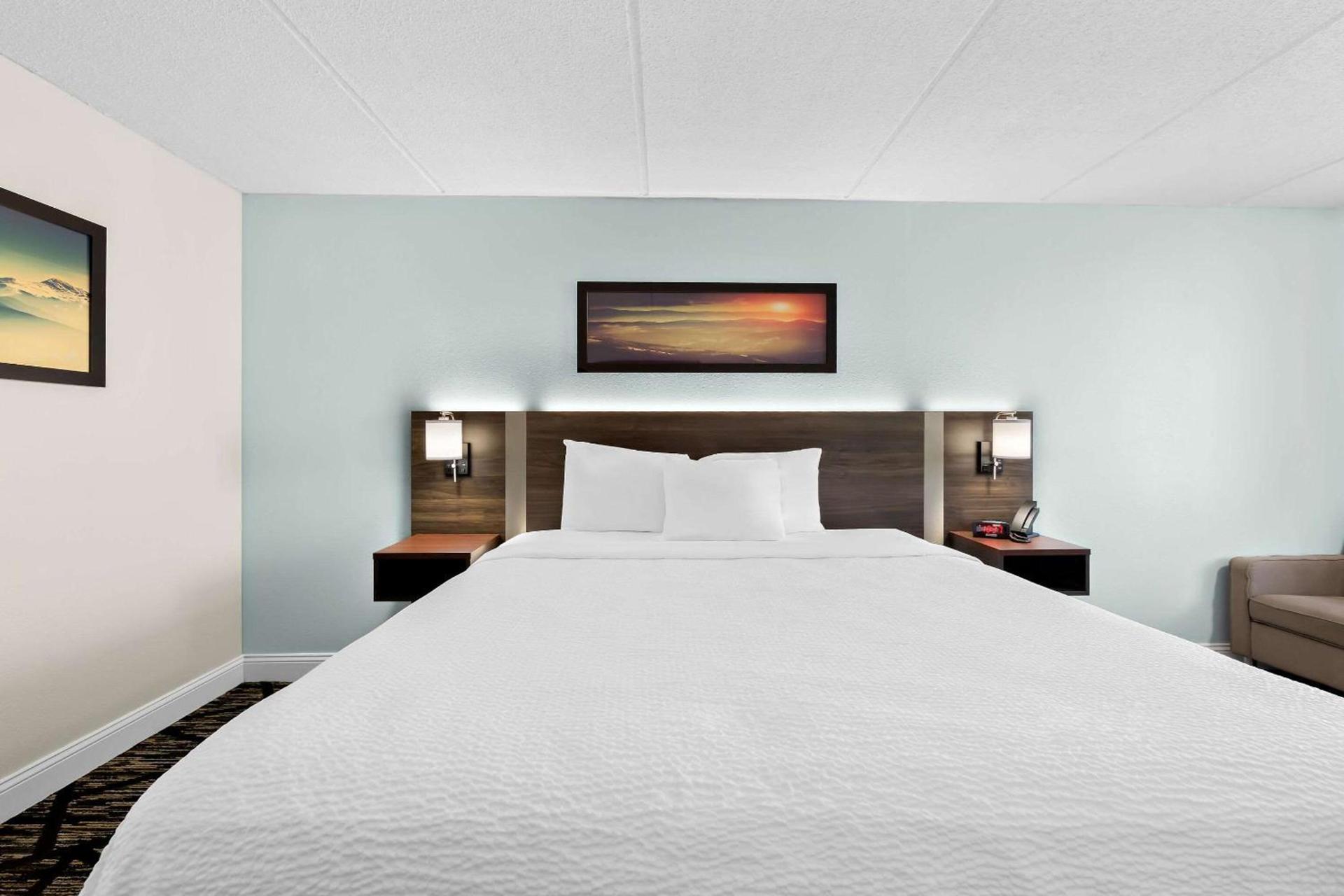 Clarion Inn & Suites near the Leconte Center Pigeon Forge photo 13