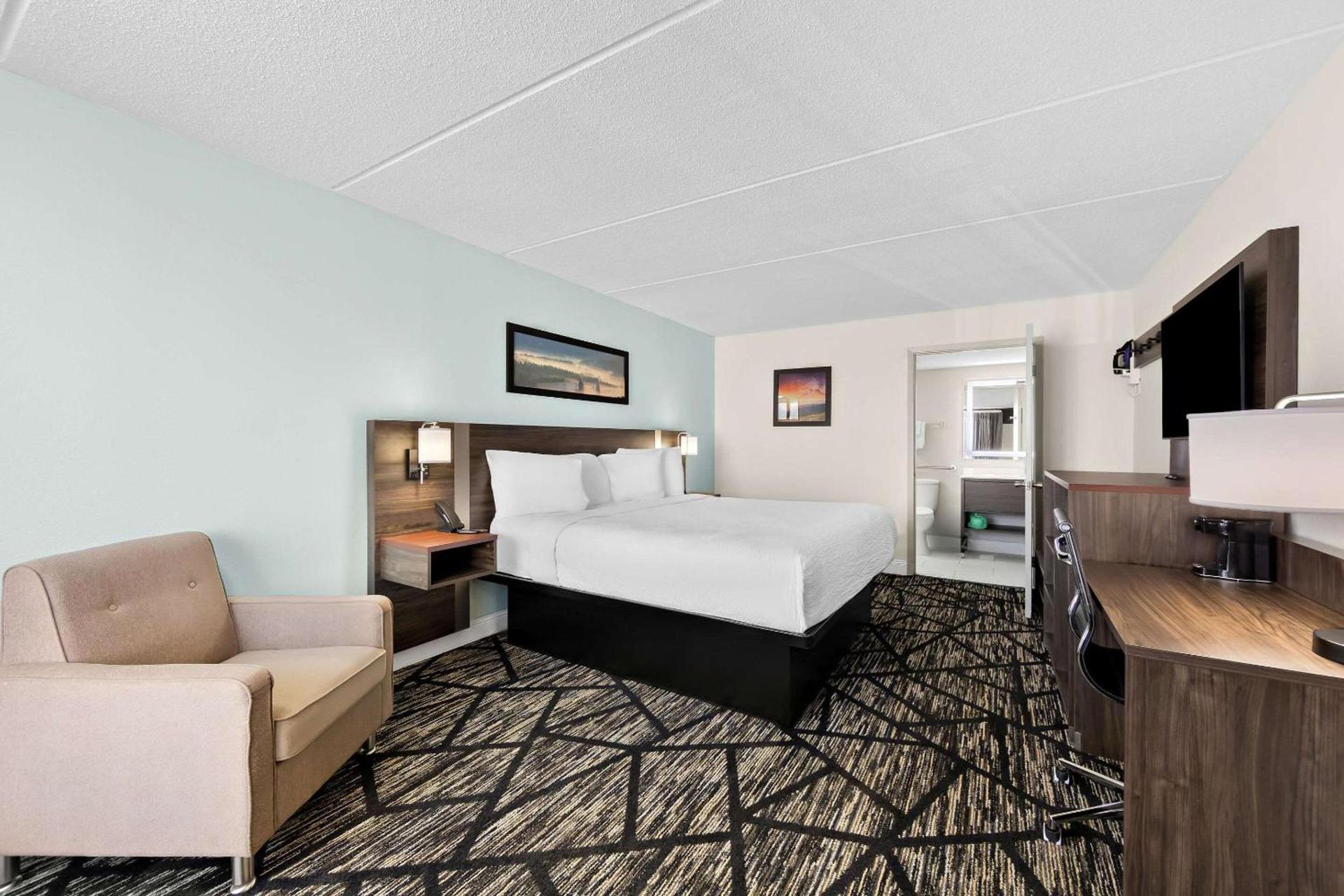 Clarion Inn & Suites near the Leconte Center Pigeon Forge photo 17