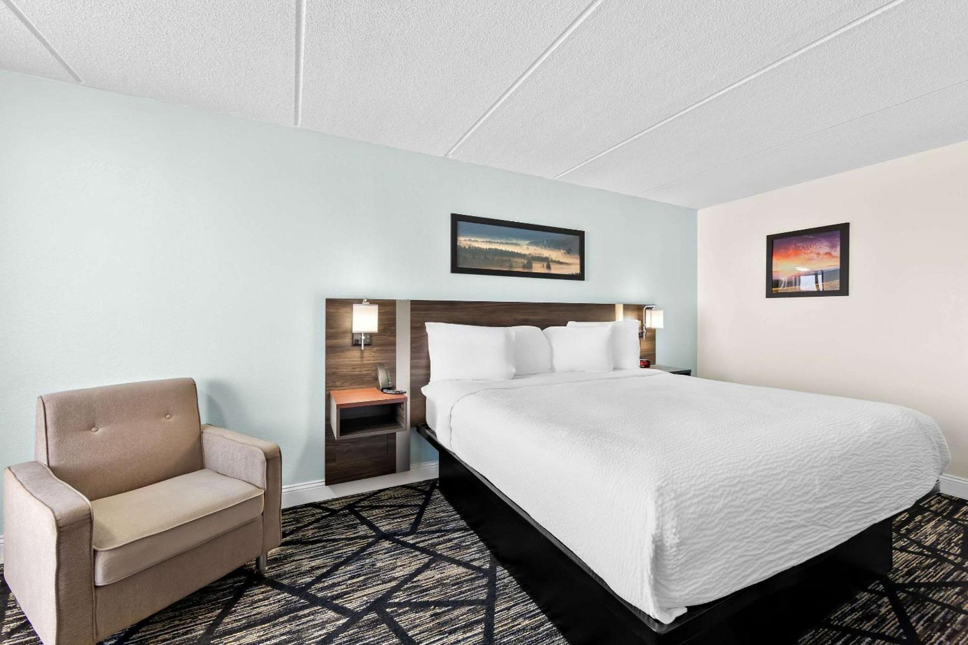 Clarion Inn & Suites near the Leconte Center Pigeon Forge photo 19
